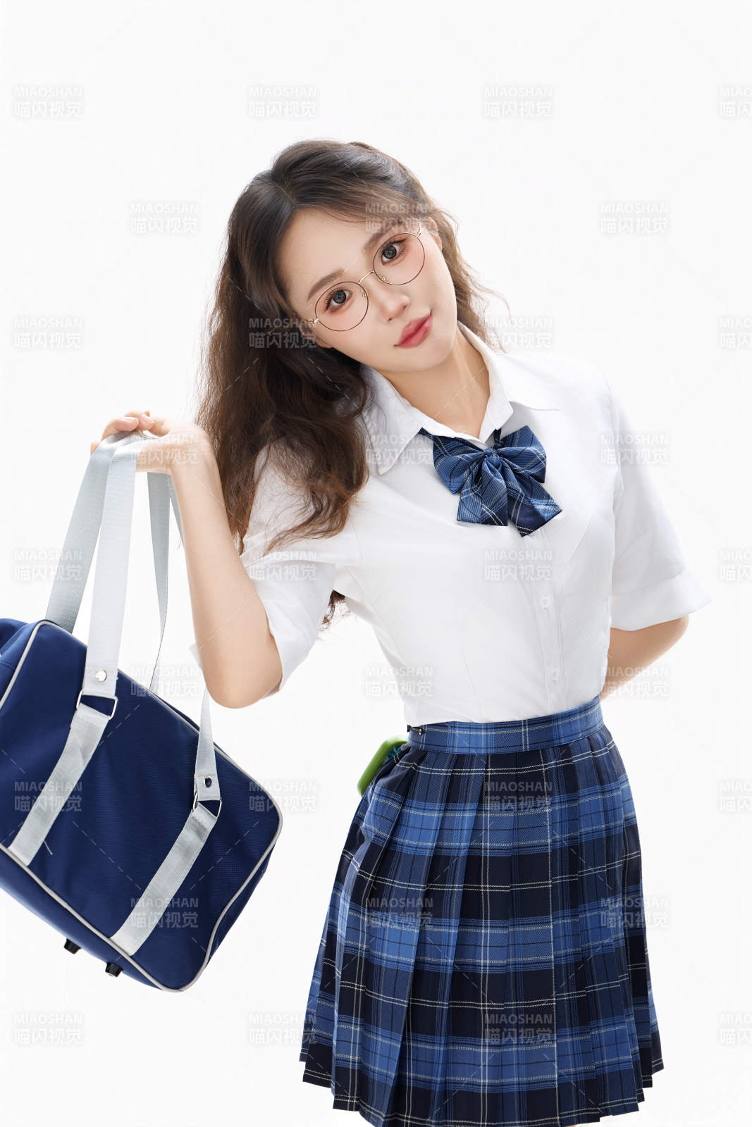 影棚拍攝的身穿高中制服的亞洲美麗少女