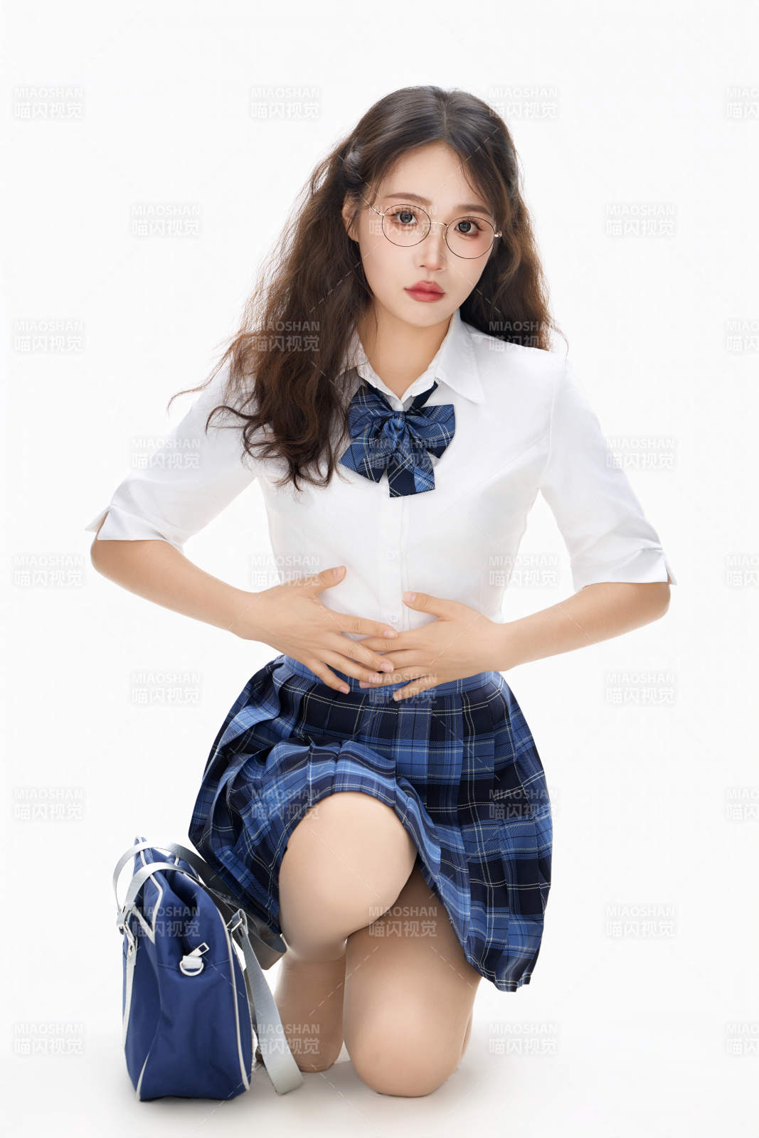 影棚拍攝的身穿高中制服的亞洲美麗少女