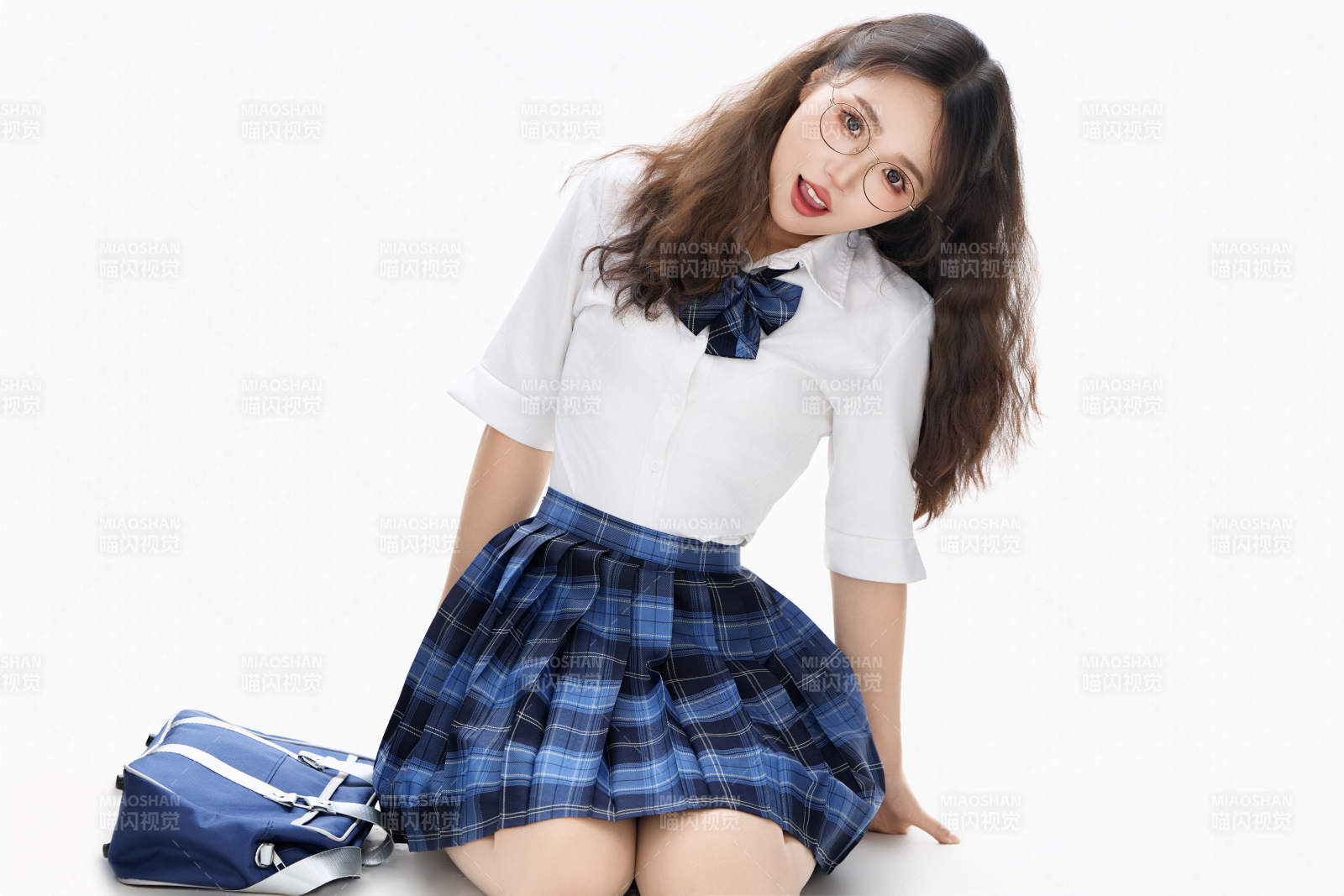 影棚拍攝的身穿高中制服的亞洲美麗少女