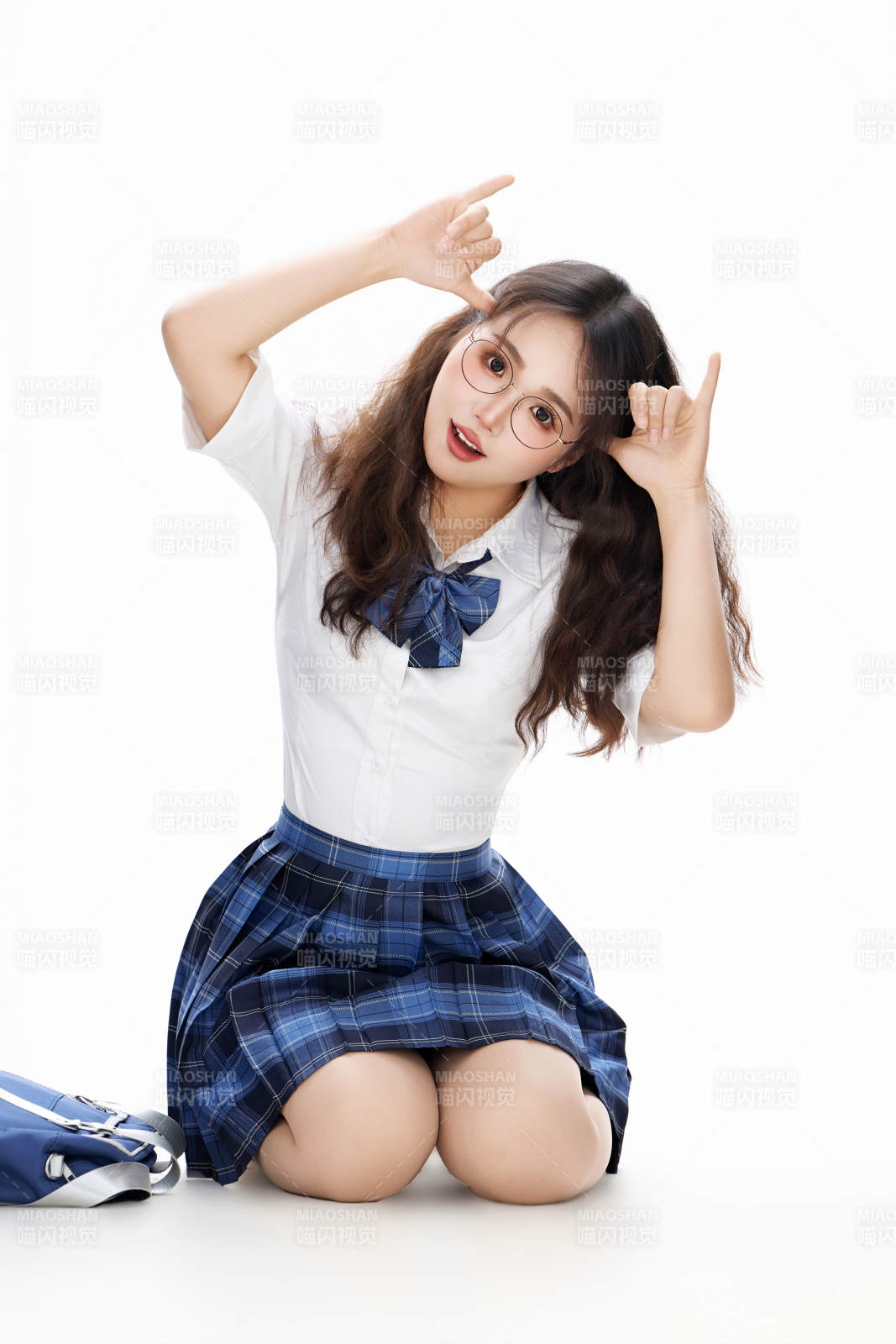 影棚拍摄的身穿高中制服的亚洲美丽少女