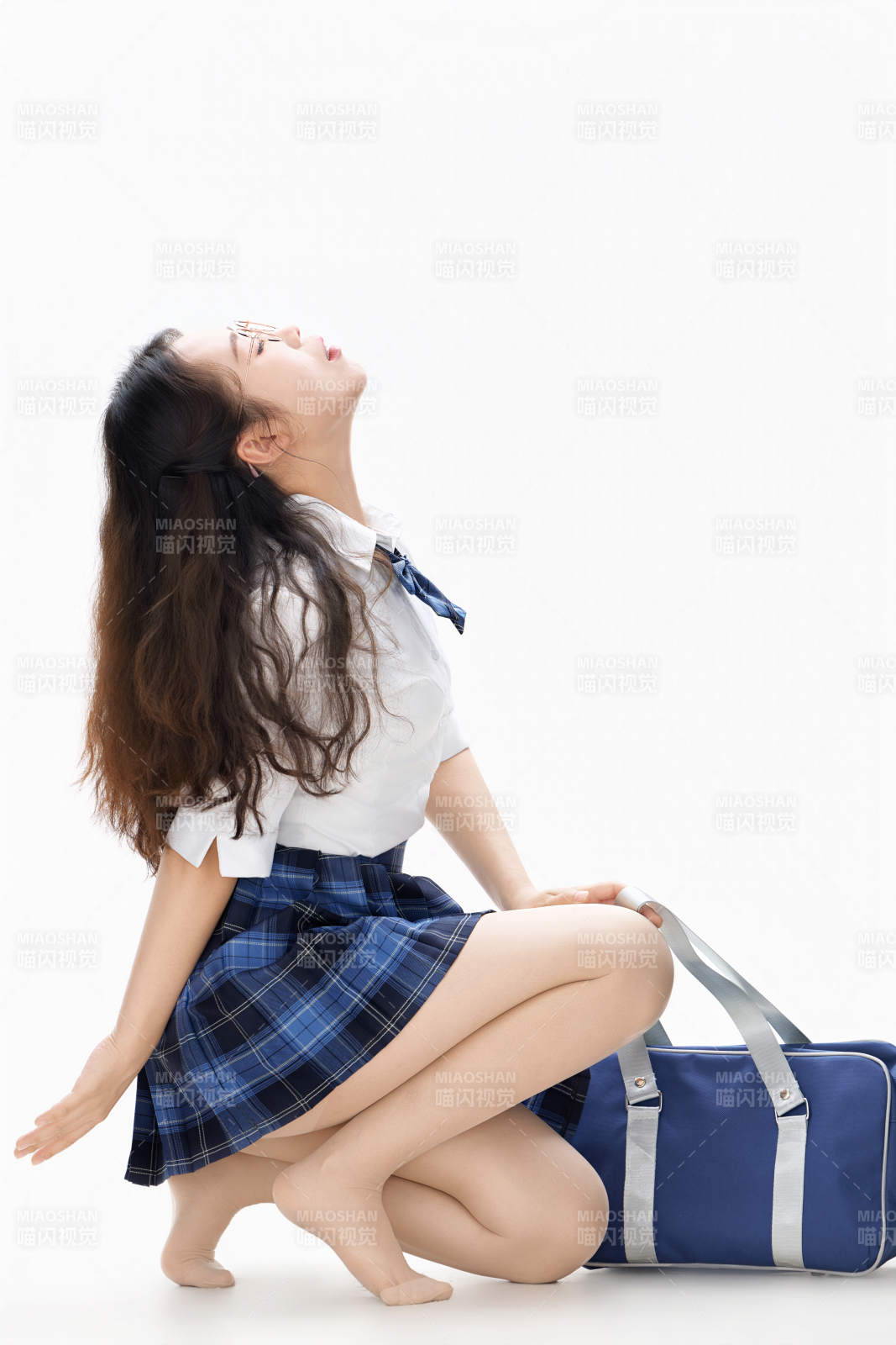 影棚拍攝的身穿高中制服的亞洲美麗少女