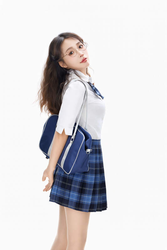 影棚拍摄的身穿高中制服的亚洲美丽少女