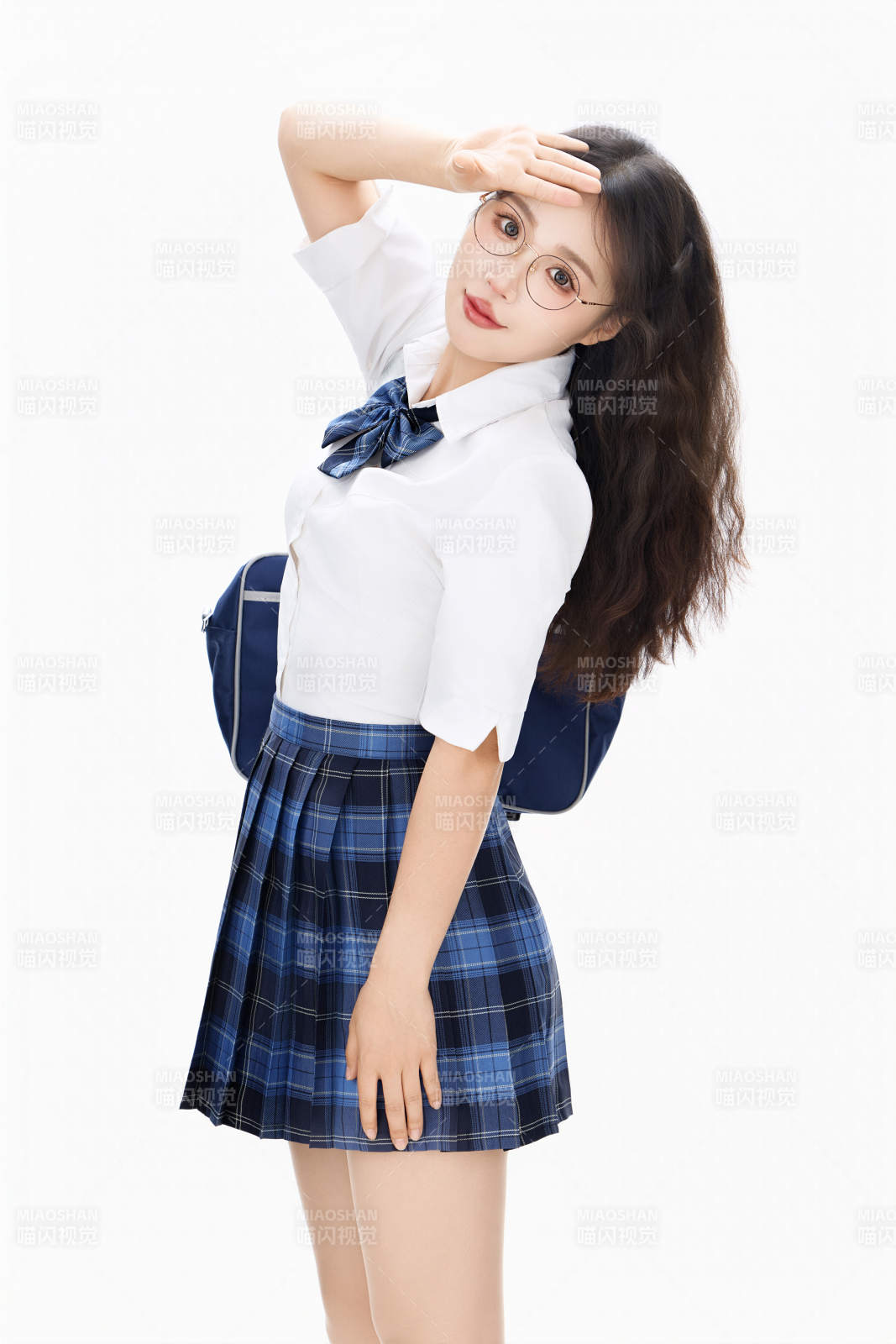 影棚拍攝的身穿高中制服的亞洲美麗少女