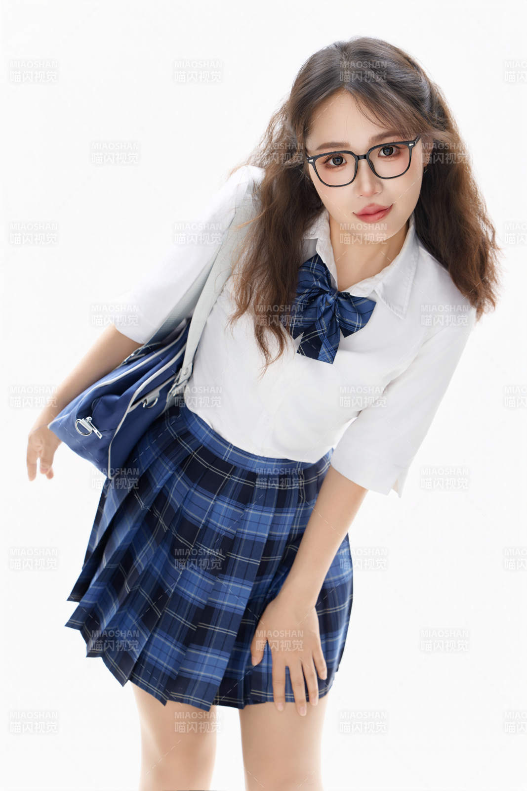 影棚拍摄的身穿高中制服的亚洲美丽少女