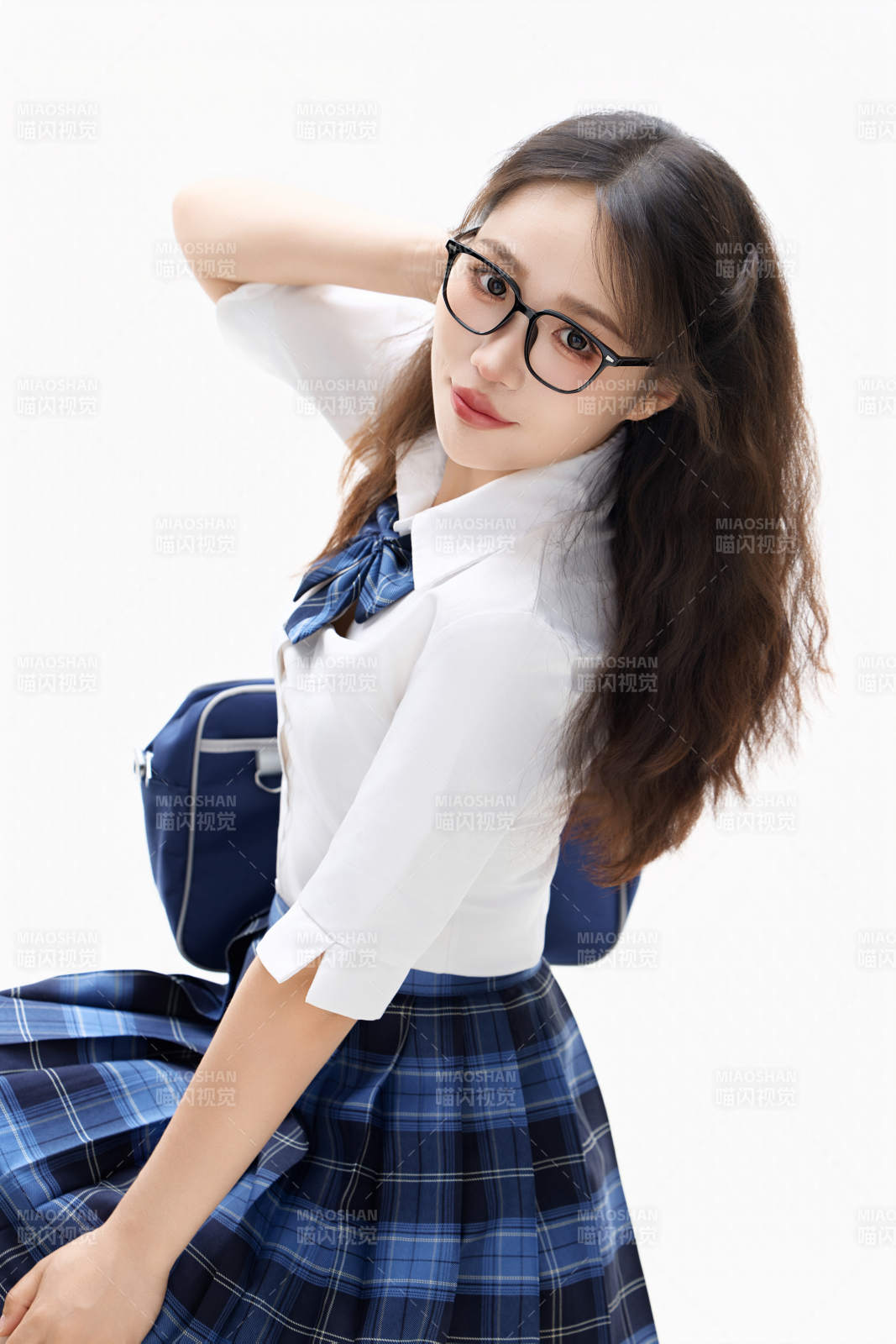 影棚拍摄的身穿高中制服的亚洲美丽少女