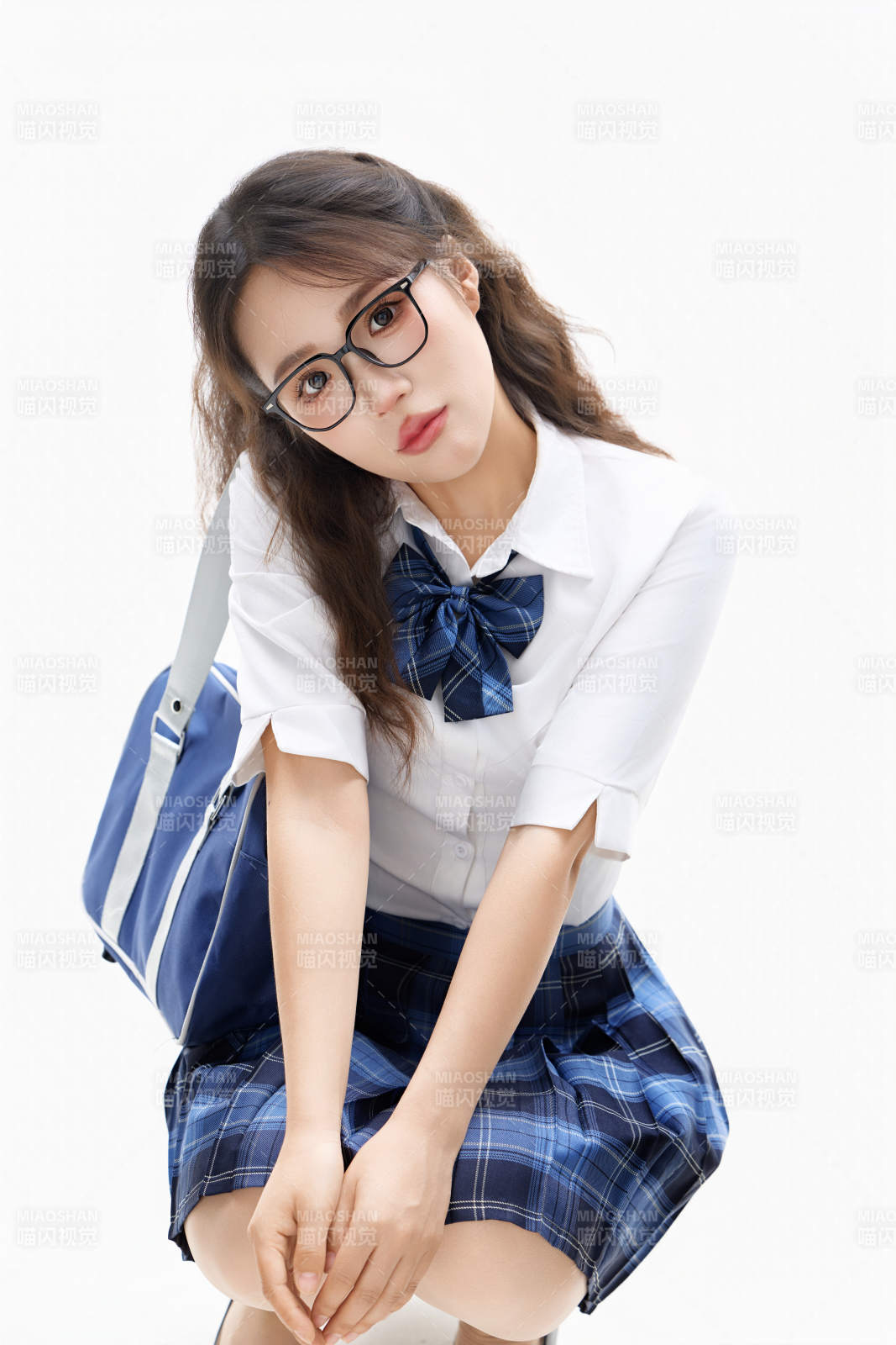 影棚拍攝的身穿高中制服的亞洲美麗少女