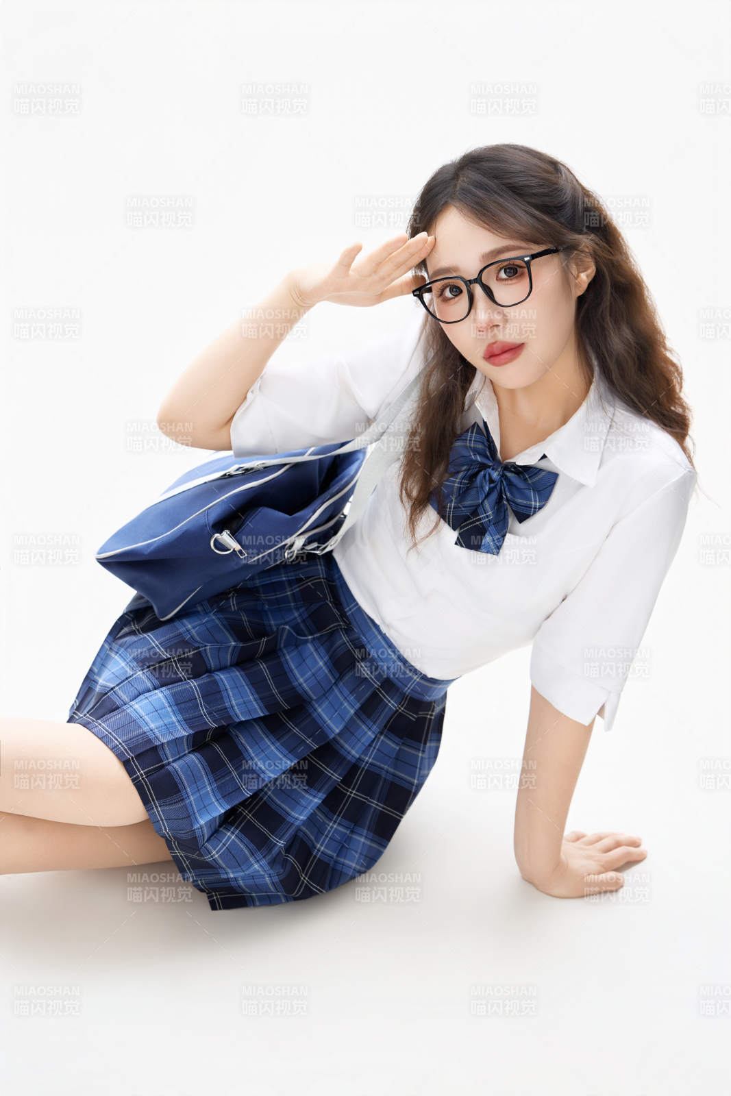 影棚拍攝的身穿高中制服的亞洲美麗少女