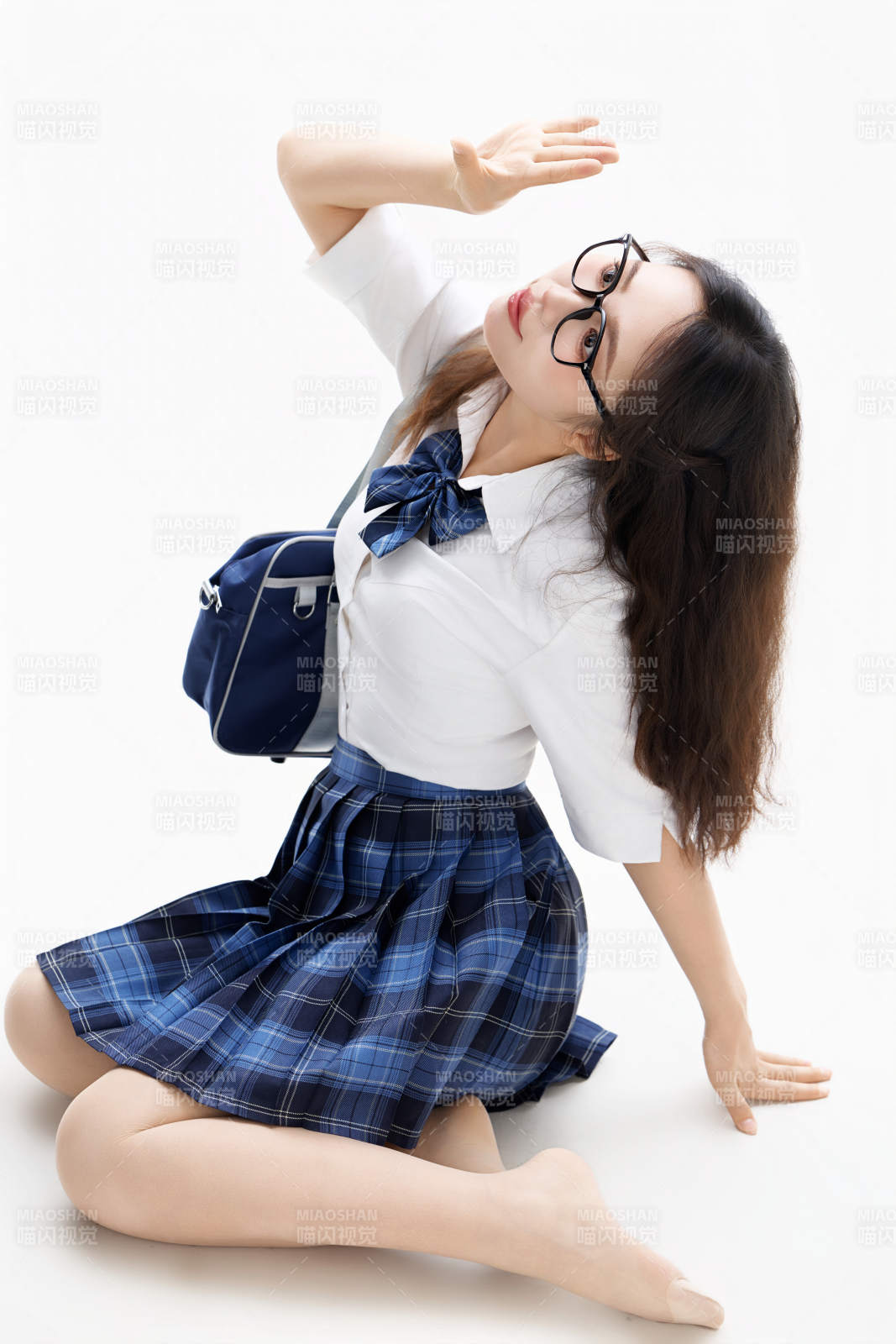 影棚拍攝的身穿高中制服的亞洲美麗少女