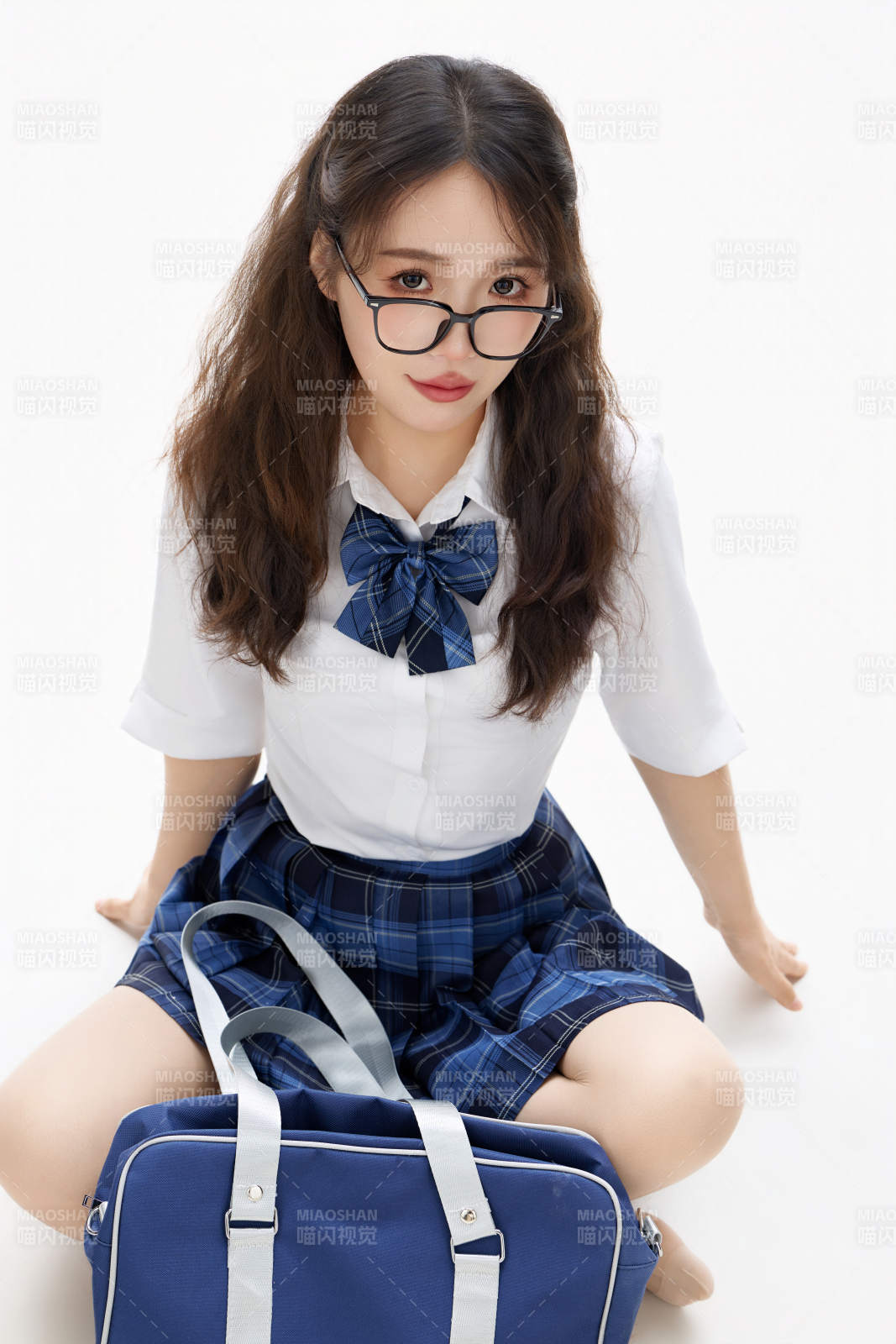 影棚拍攝的身穿高中制服的亞洲美麗少女