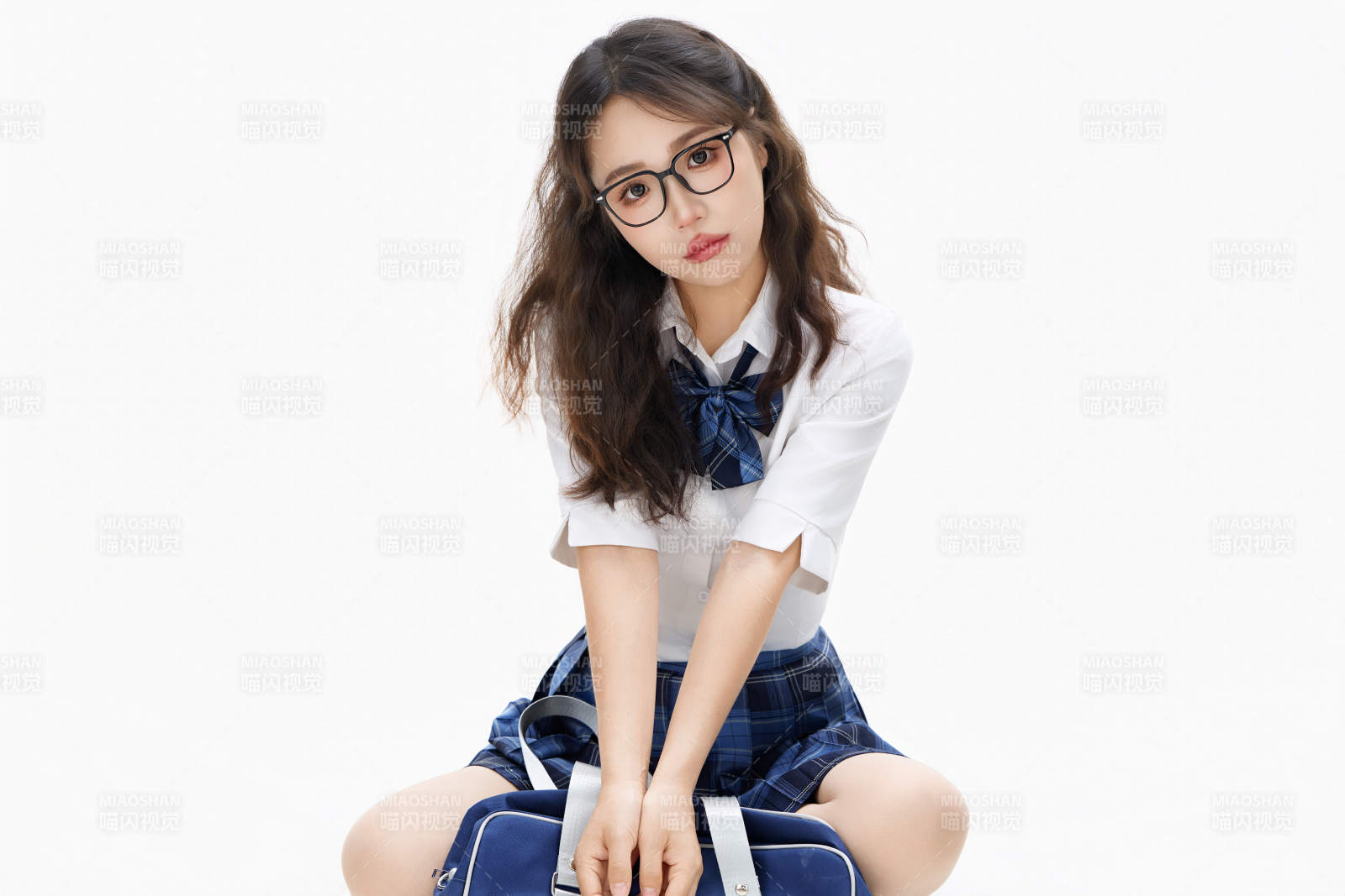 影棚拍攝的身穿高中制服的亞洲美麗少女