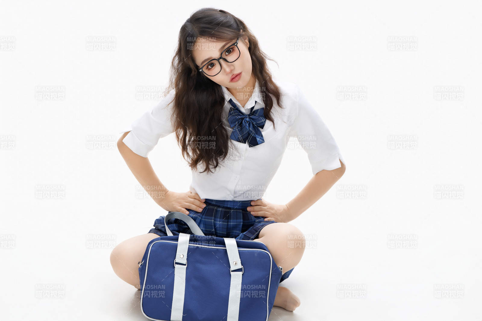 影棚拍攝的身穿高中制服的亞洲美麗少女