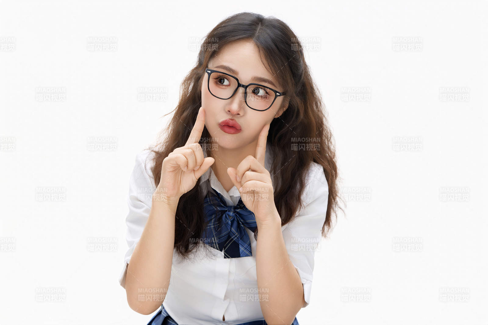 影棚拍攝的身穿高中制服的亞洲美麗少女