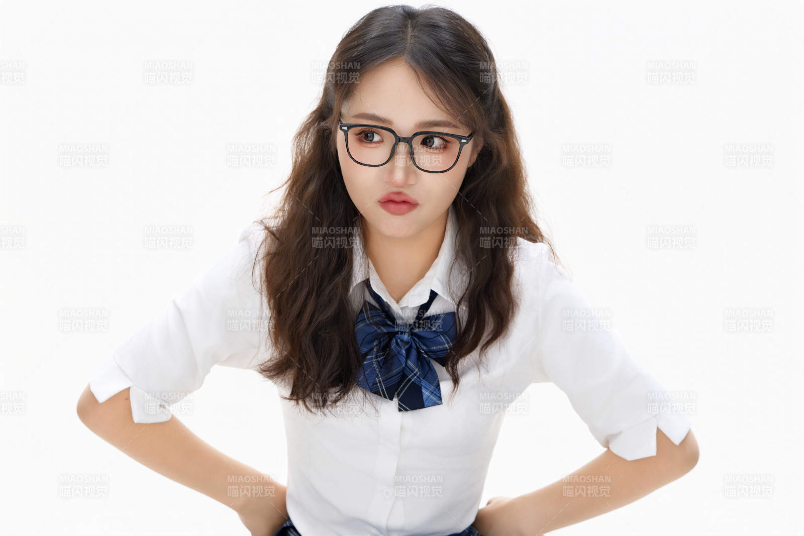 影棚拍攝的身穿高中制服的亞洲美麗少女