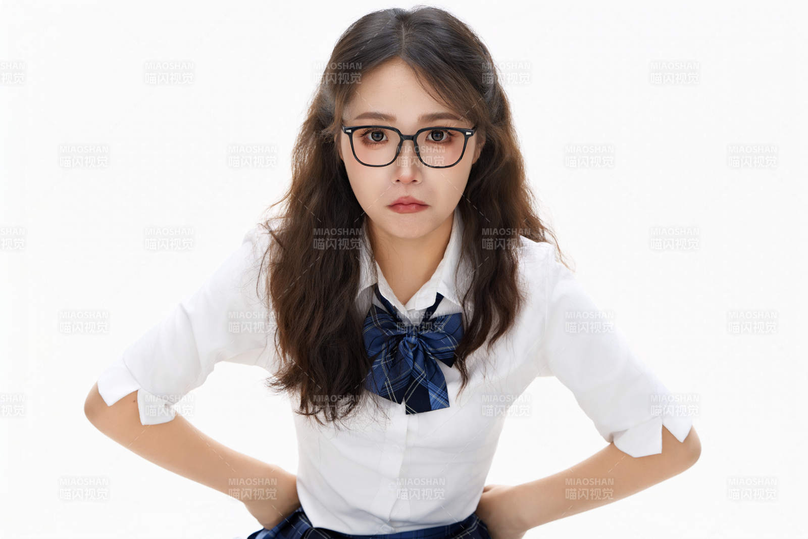 影棚拍攝的身穿高中制服的亞洲美麗少女