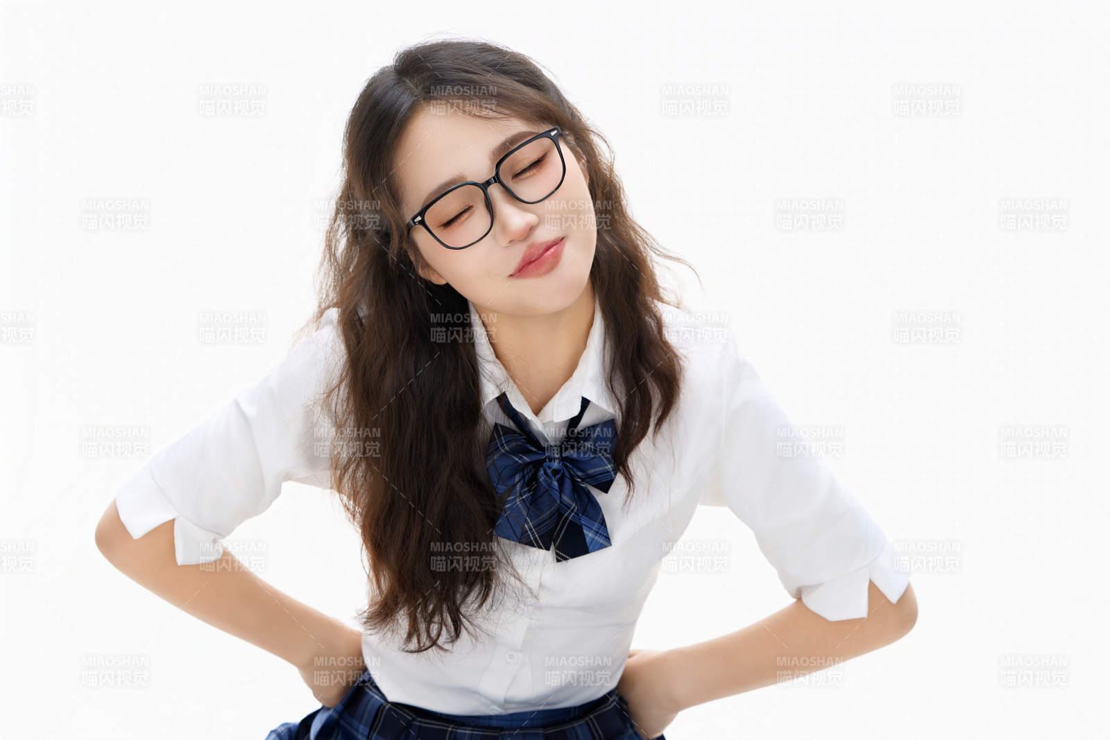 影棚拍攝的身穿高中制服的亞洲美麗少女