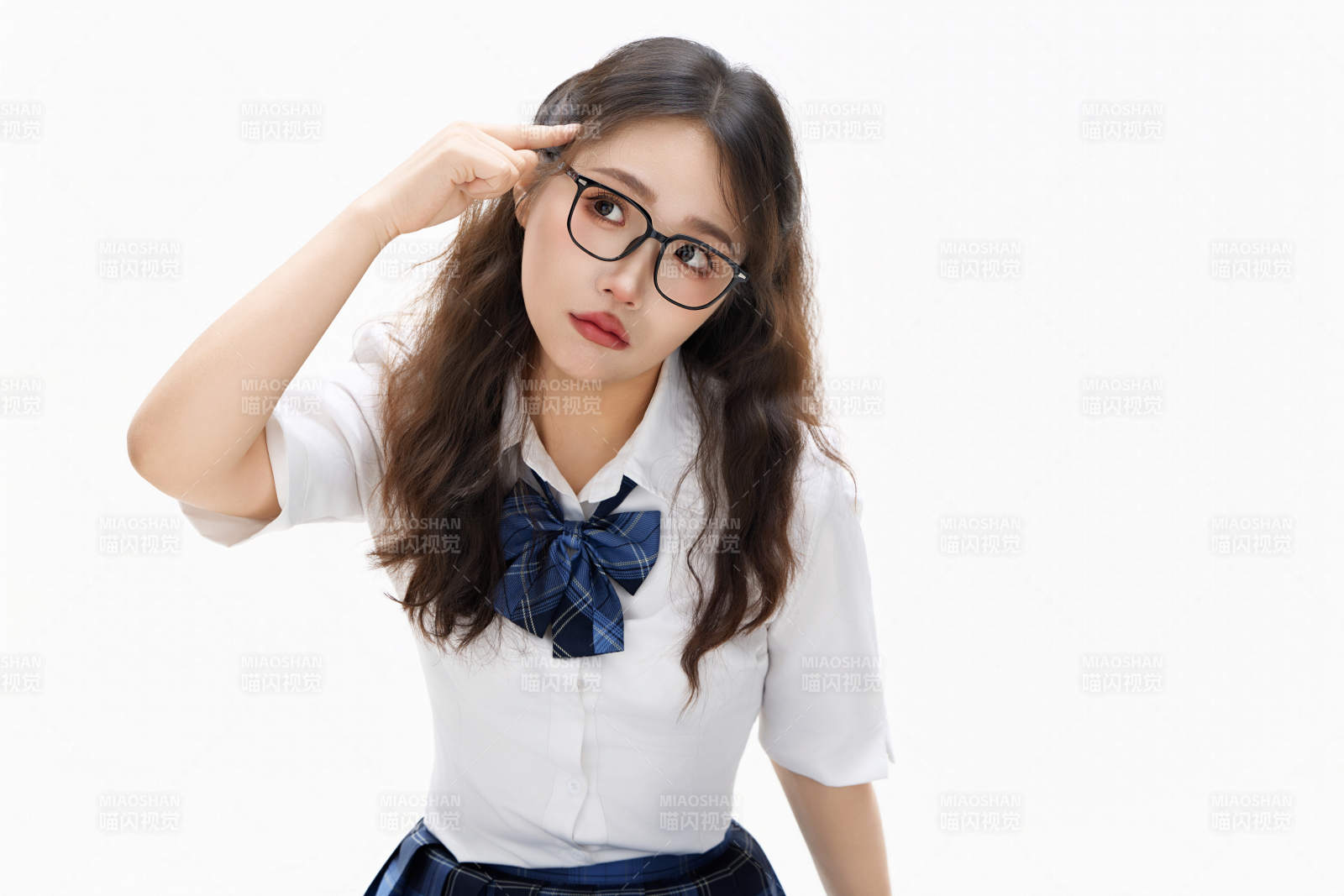 影棚拍攝的身穿高中制服的亞洲美麗少女