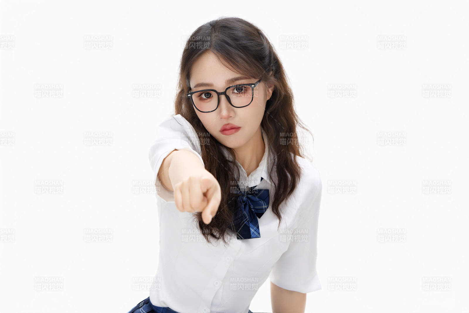 影棚拍攝的身穿高中制服的亞洲美麗少女