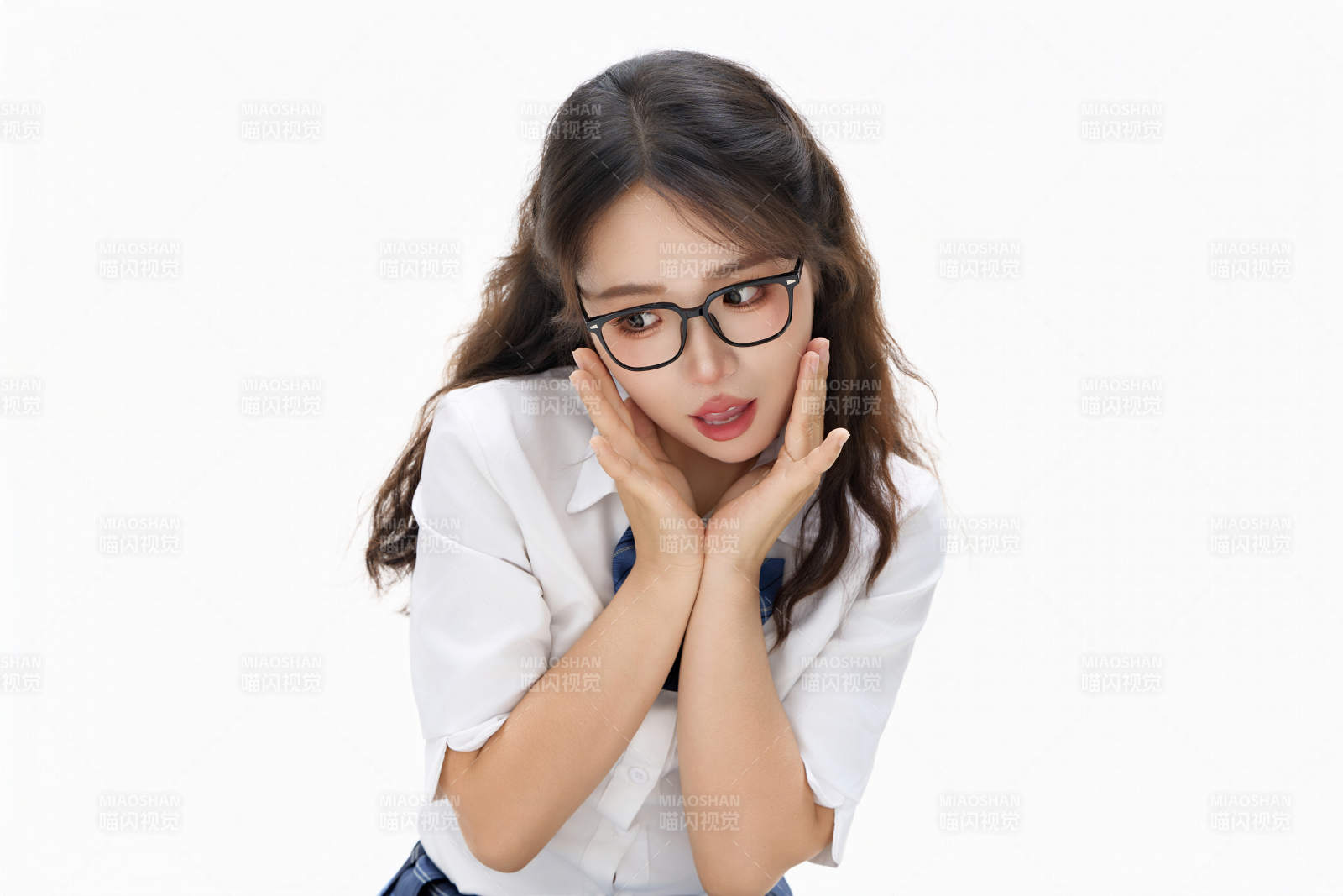 影棚拍攝的身穿高中制服的亞洲美麗少女