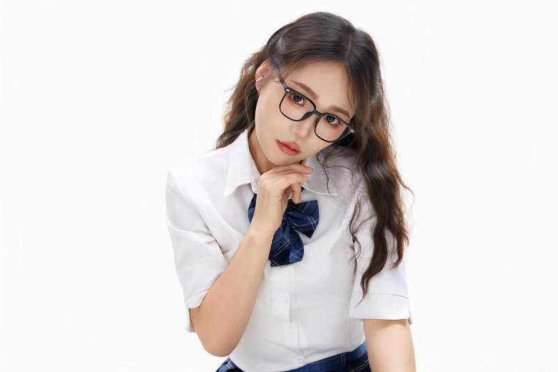 影棚拍摄的身穿高中制服的亚洲美丽少女