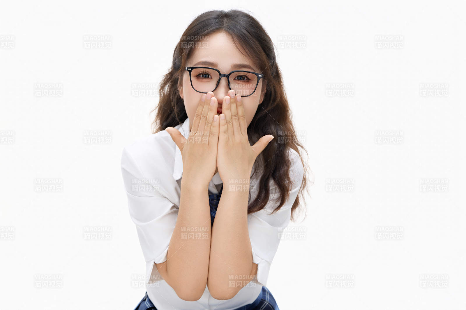 影棚拍攝的身穿高中制服的亞洲美麗少女