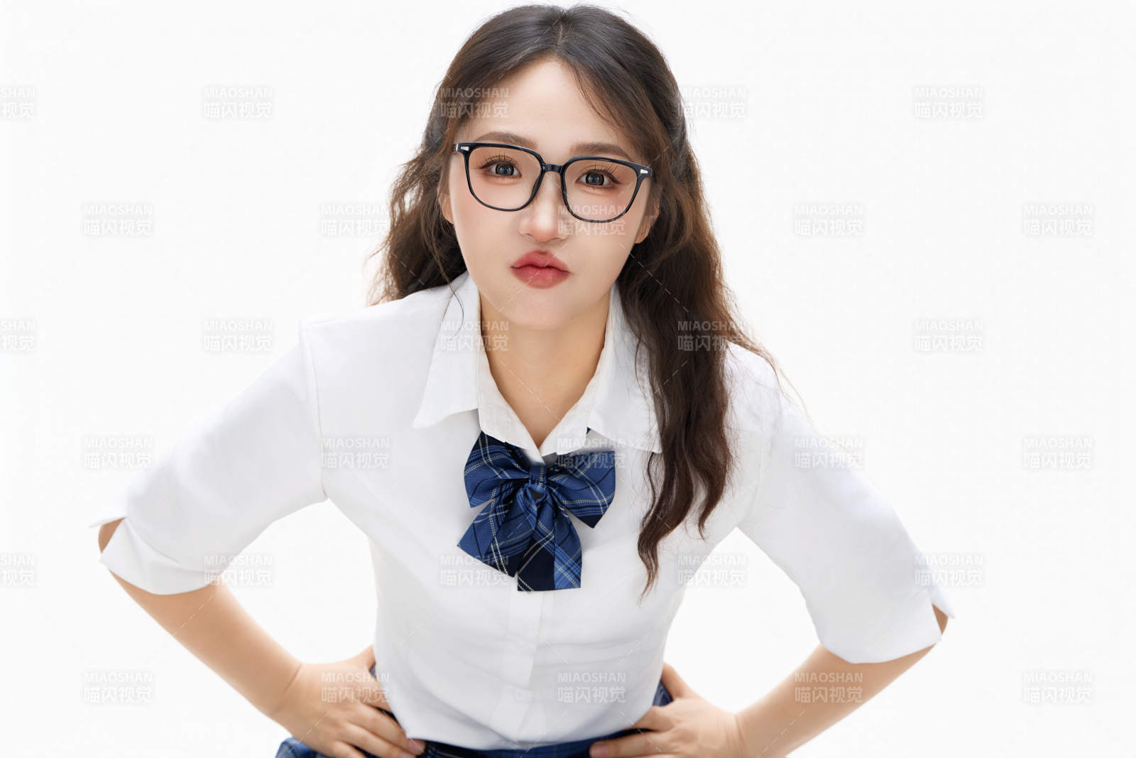 影棚拍攝的身穿高中制服的亞洲美麗少女