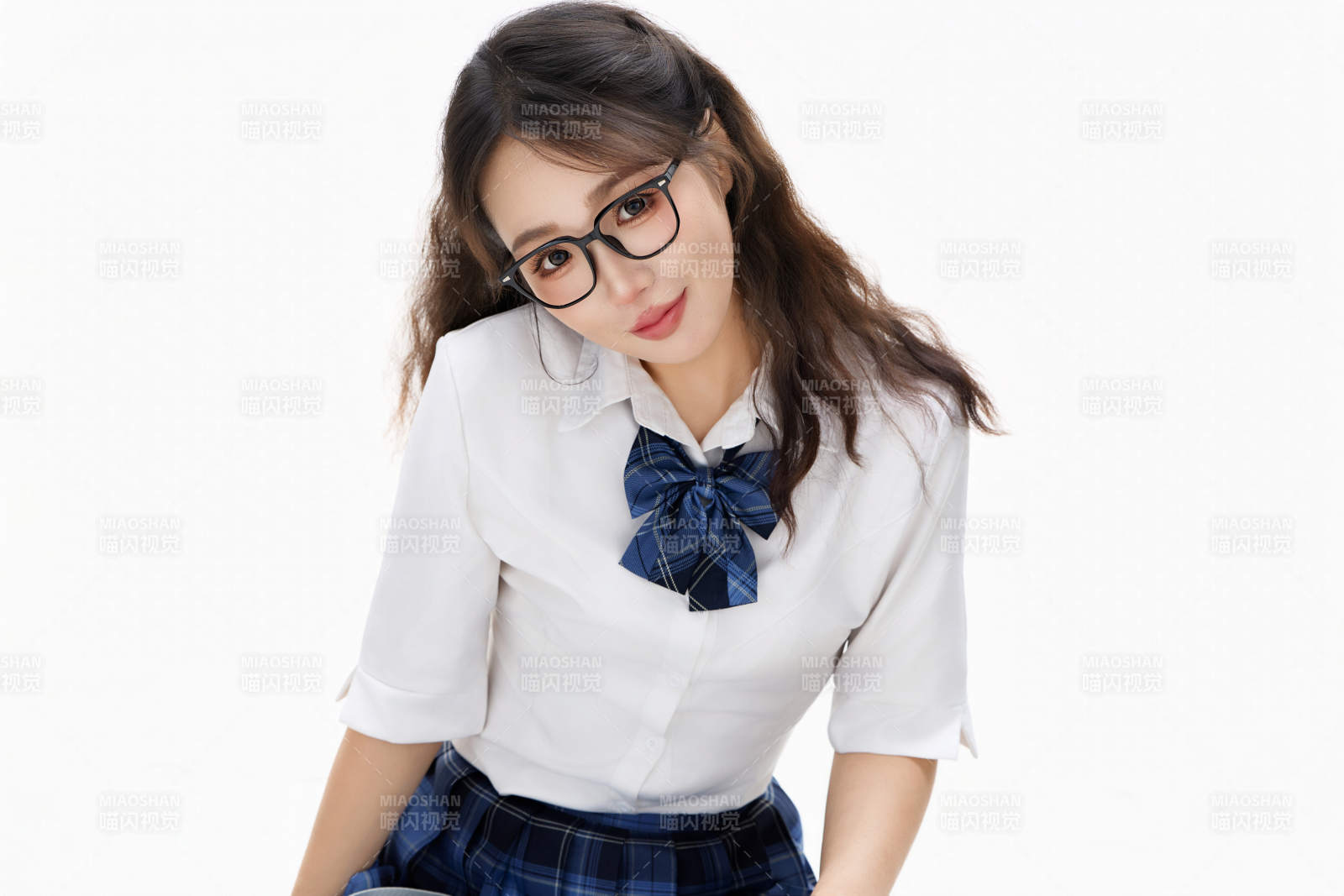 影棚拍攝的身穿高中制服的亞洲美麗少女