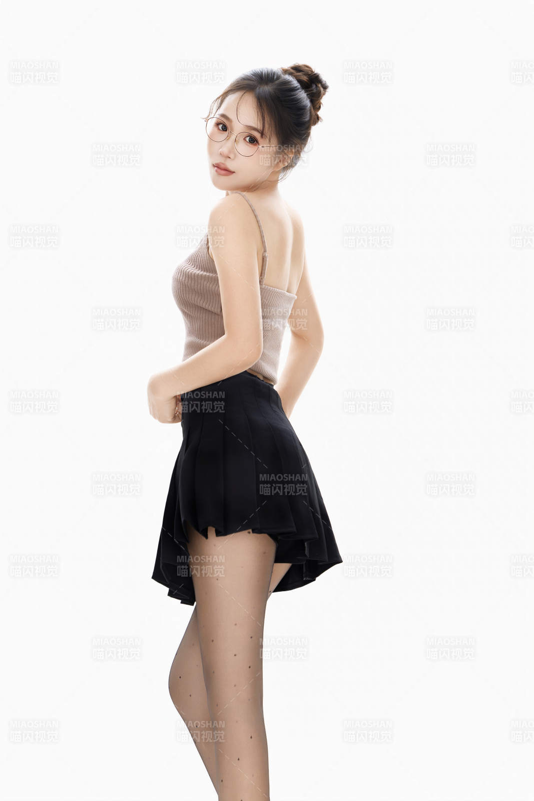 白色背景下青春活力的職業女性形象