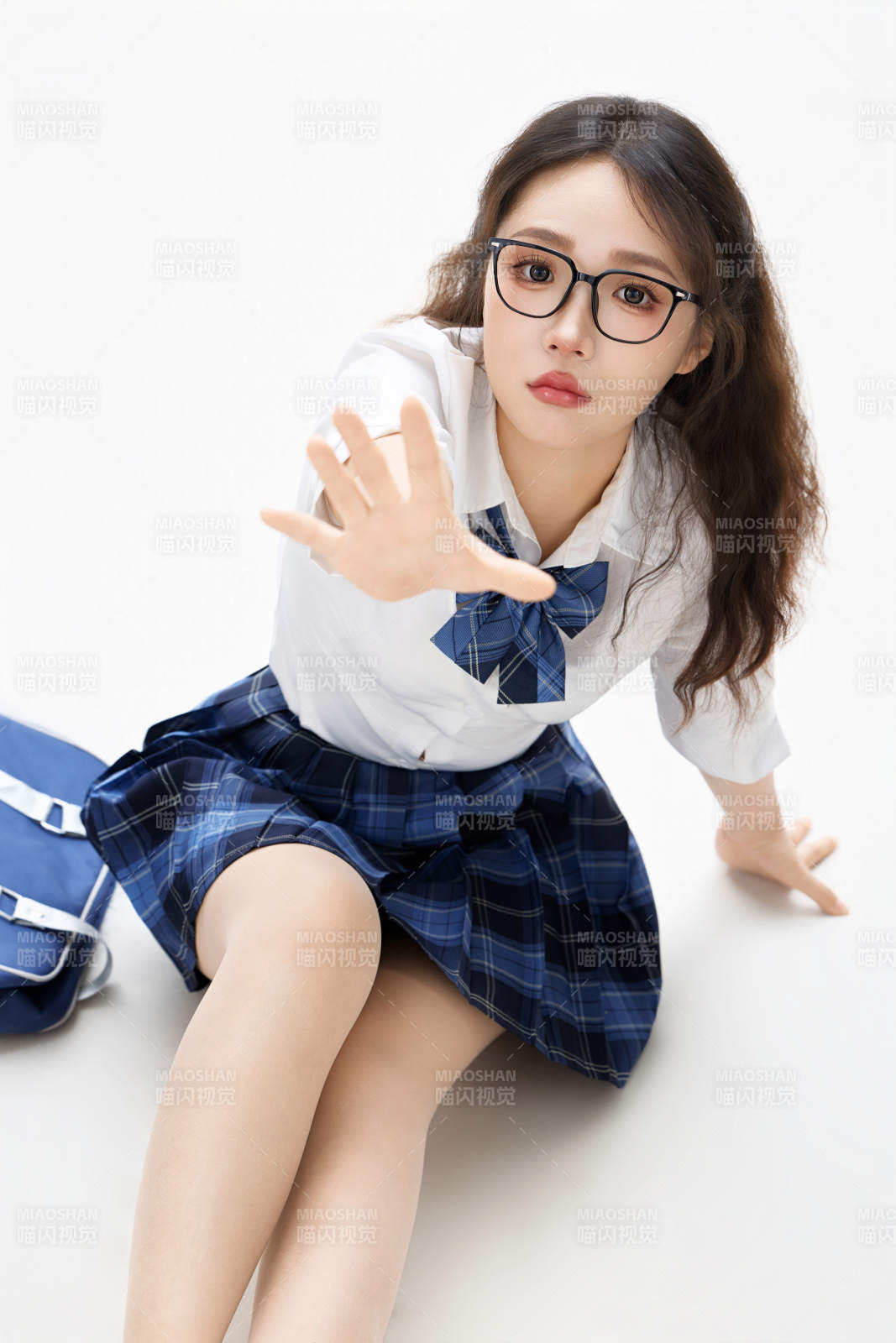 影棚拍攝的身穿高中制服的亞洲美麗少女