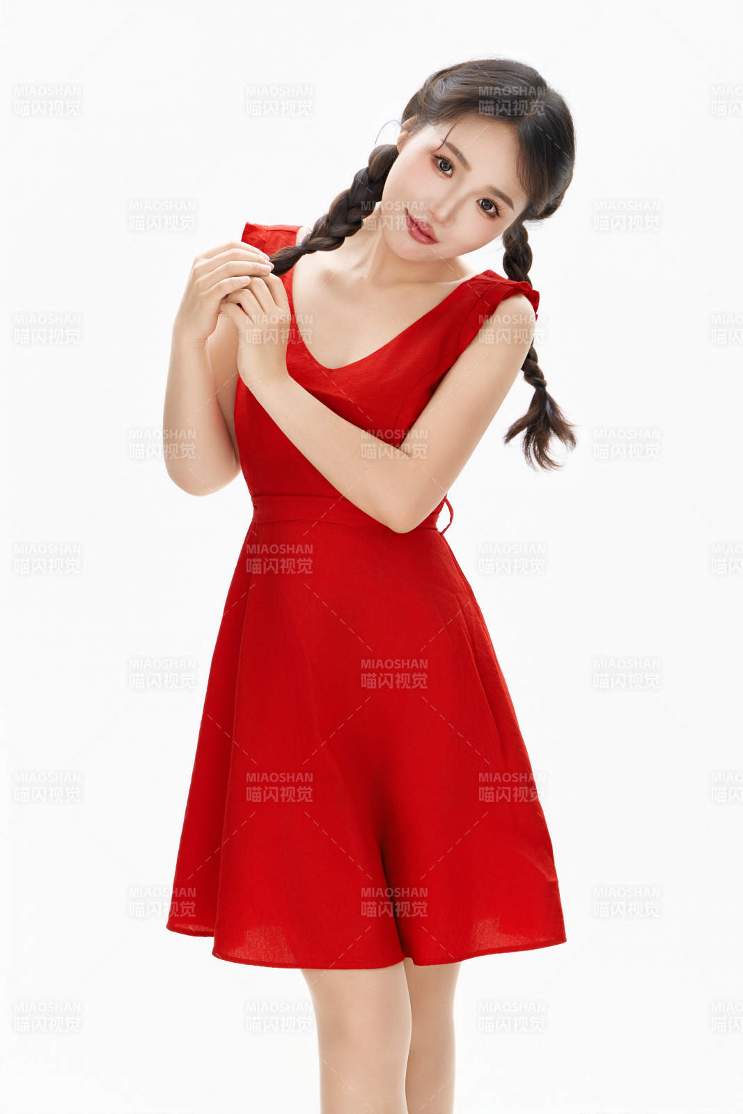 影棚拍摄穿着红色连衣裙的亚洲美女