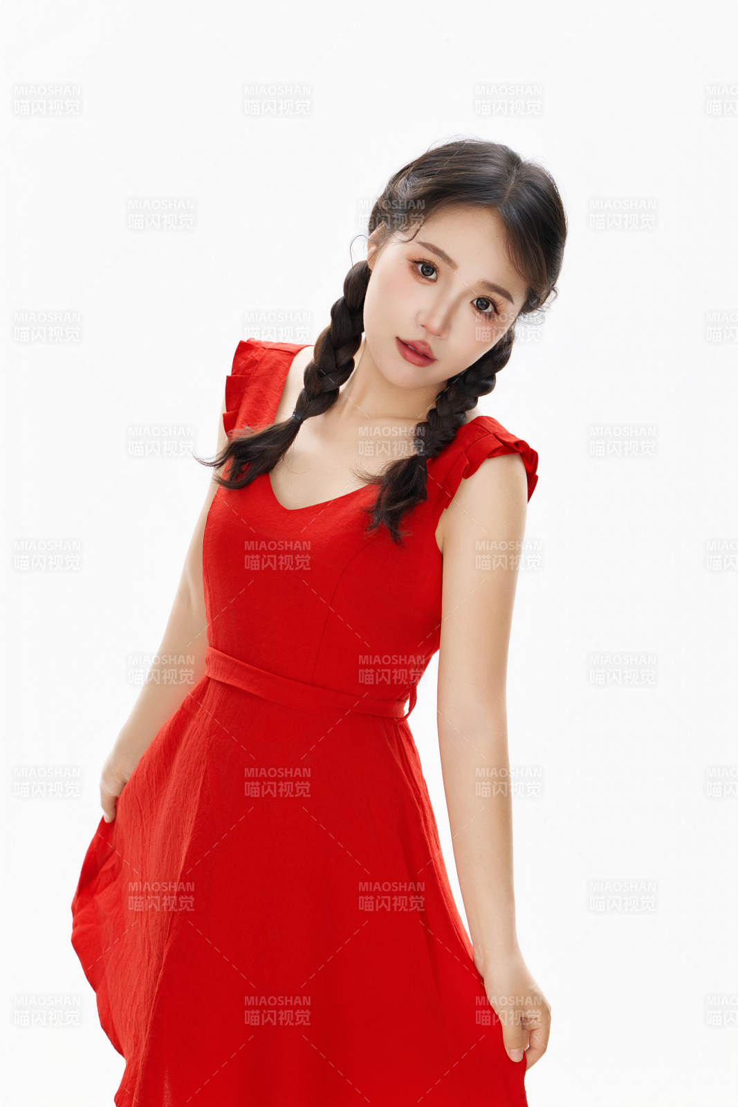 影棚拍攝穿著紅色連衣裙的亞洲美女