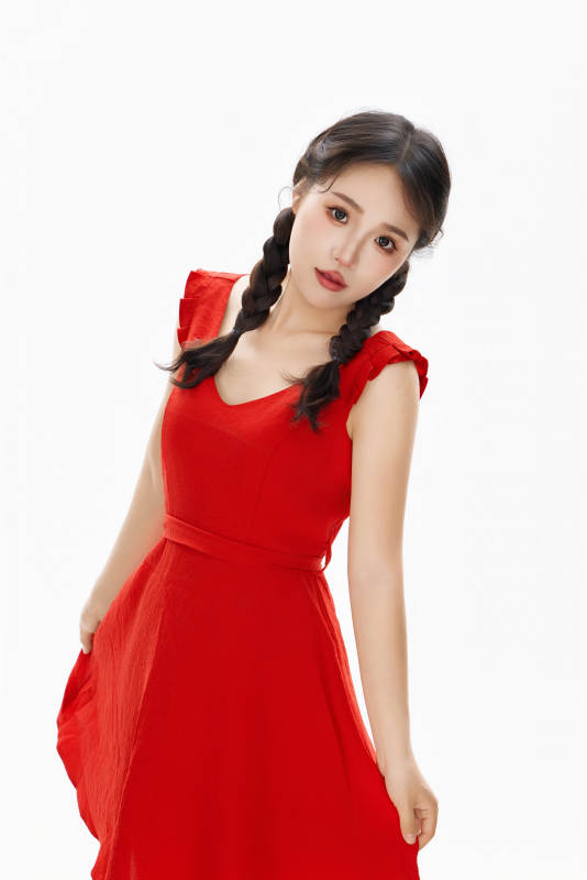 影棚拍摄穿着红色连衣裙的亚洲美女