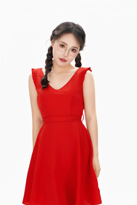 影棚拍摄穿着红色连衣裙的亚洲美女