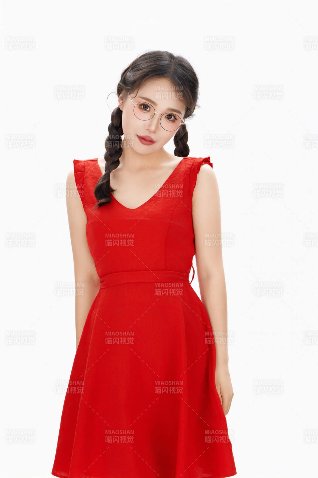 影棚拍摄穿着红色连衣裙的亚洲美女