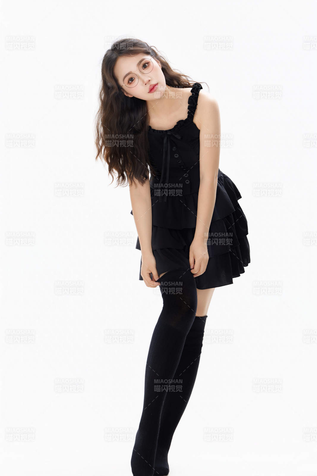 影棚拍摄穿着黑色套裙长筒袜的亚洲美女