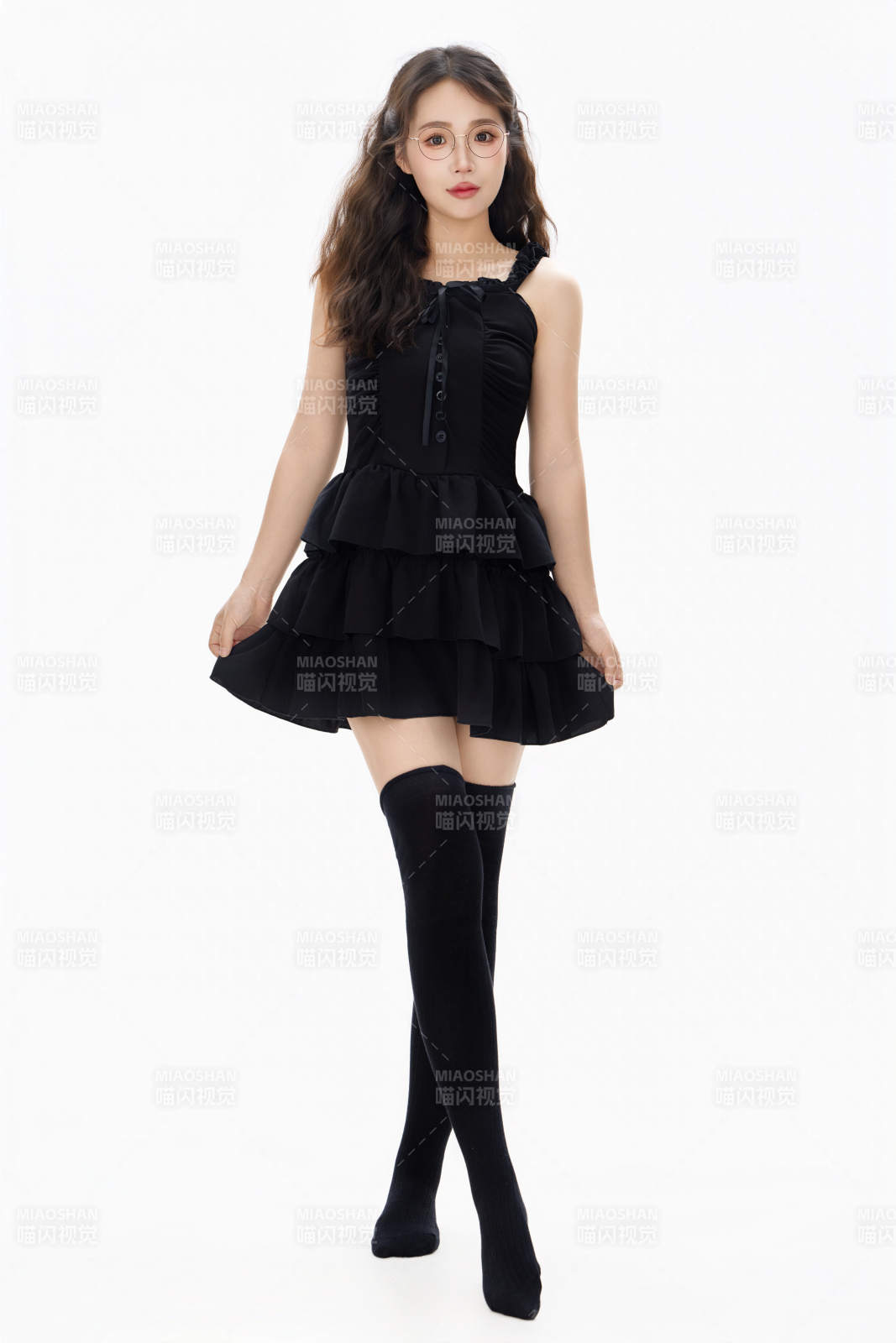 影棚拍攝穿著黑色套裙長筒襪的亞洲美女