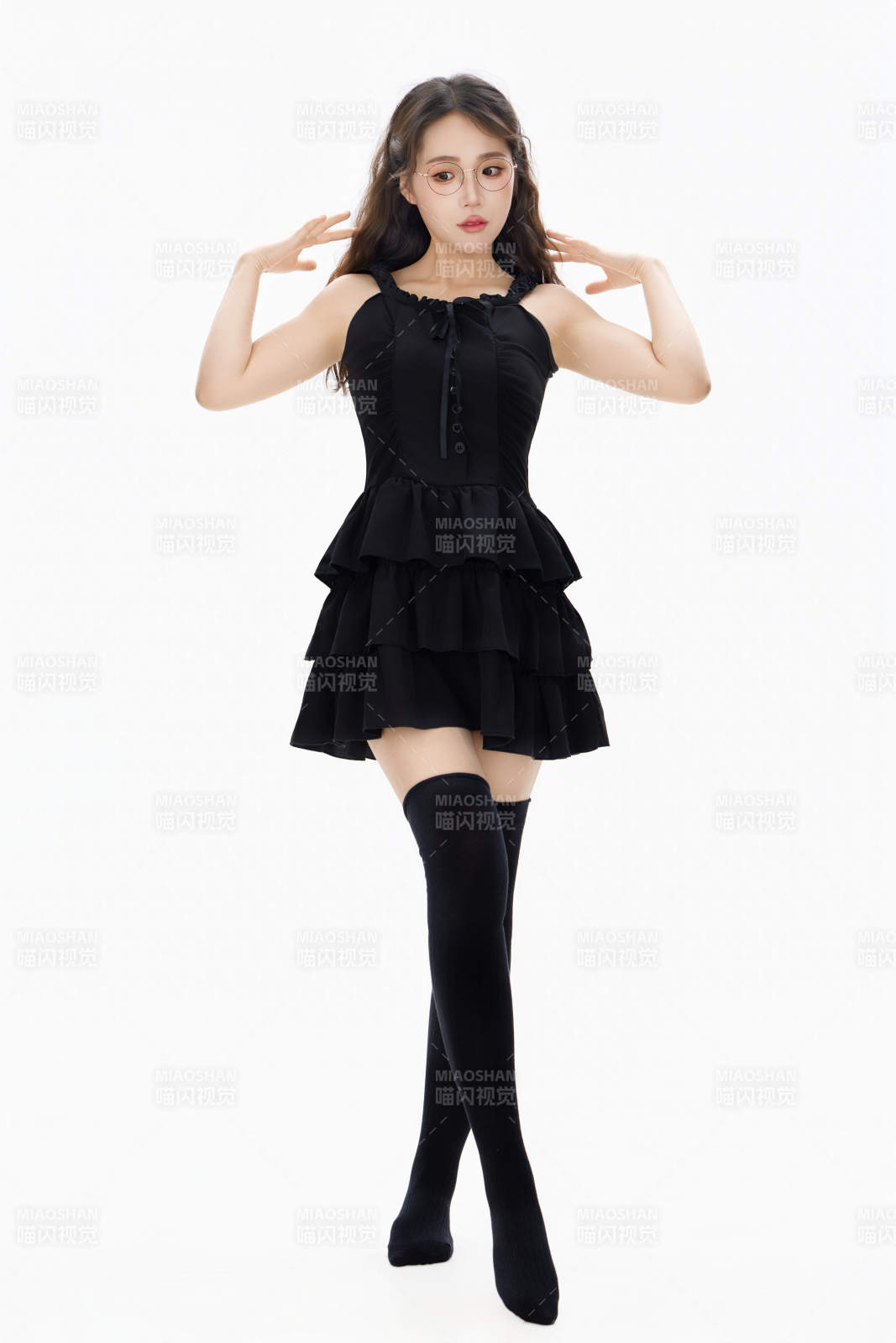 影棚拍摄穿着黑色套裙长筒袜的亚洲美女