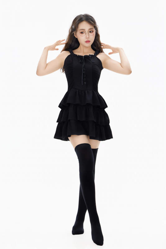 影棚拍摄穿着黑色套裙长筒袜的亚洲美女