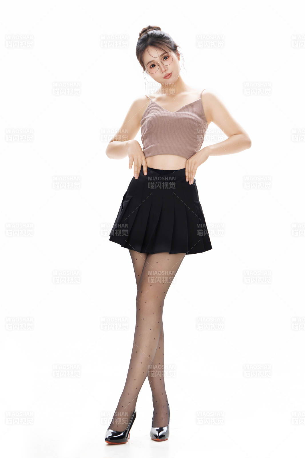 白色背景下青春活力的職業(yè)女性形象