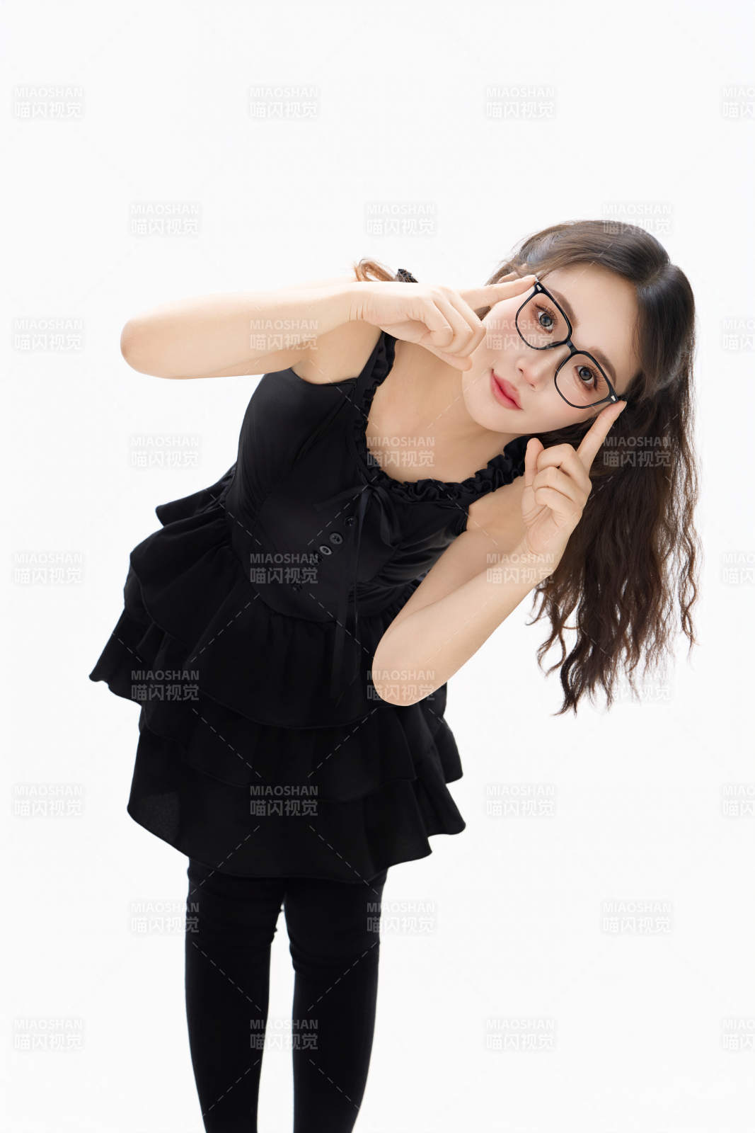 影棚拍摄穿着黑色套裙长筒袜的亚洲美女