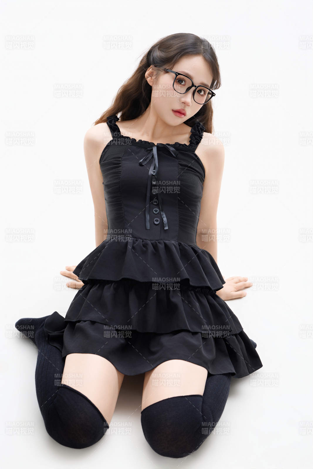 影棚拍摄穿着黑色套裙长筒袜的亚洲美女