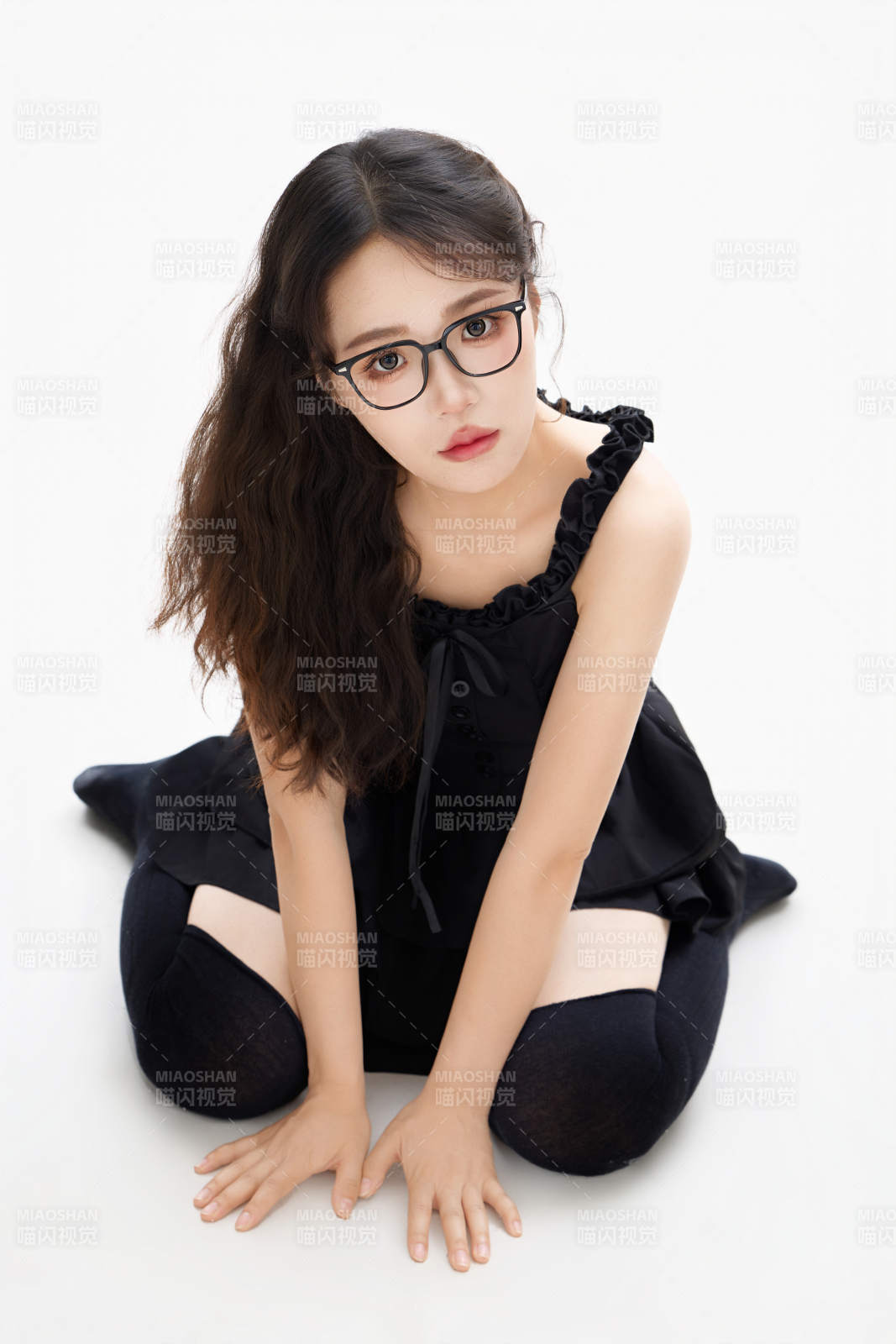 影棚拍攝穿著黑色套裙長筒襪的亞洲美女