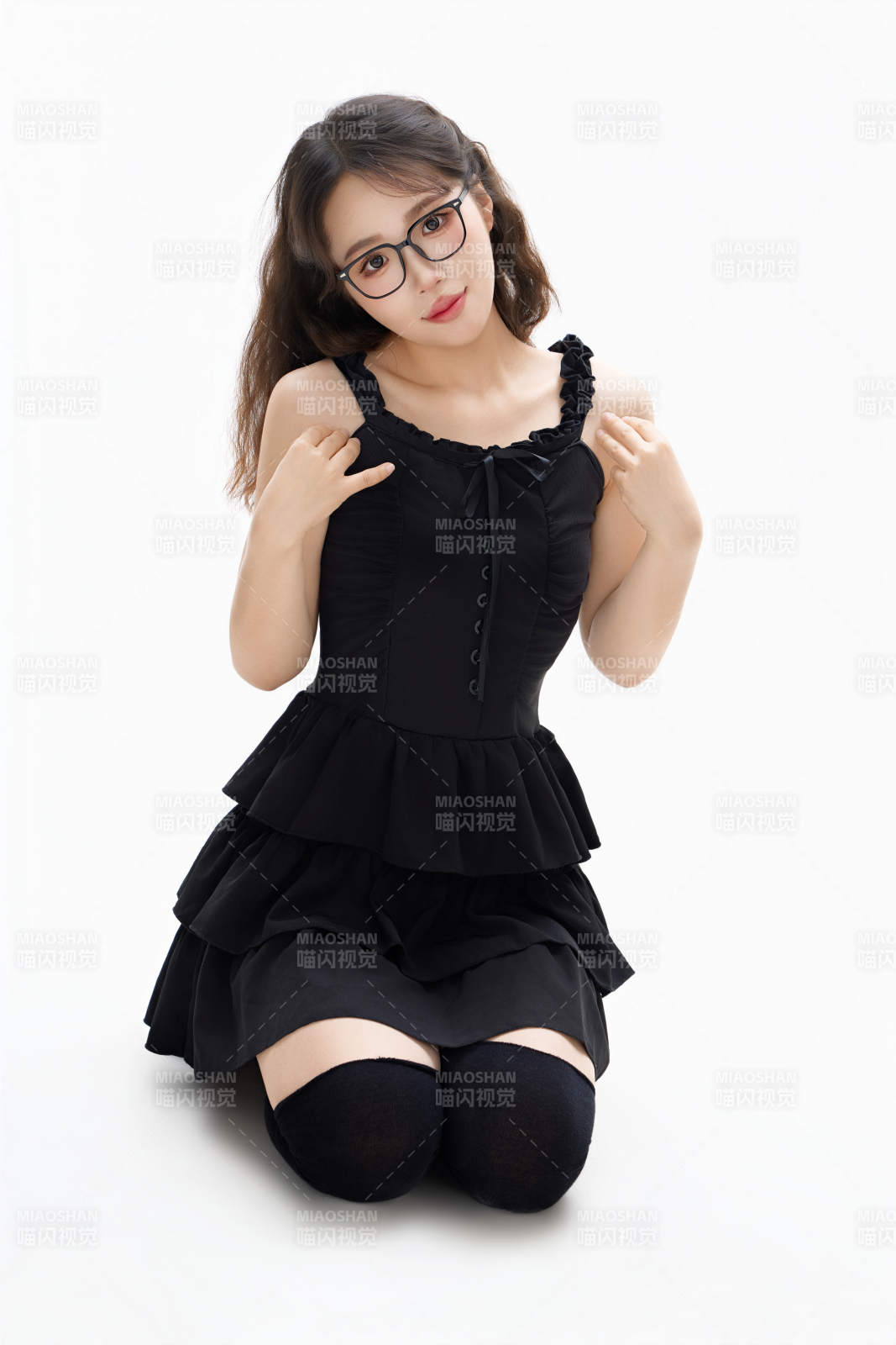 影棚拍摄穿着黑色套裙长筒袜的亚洲美女