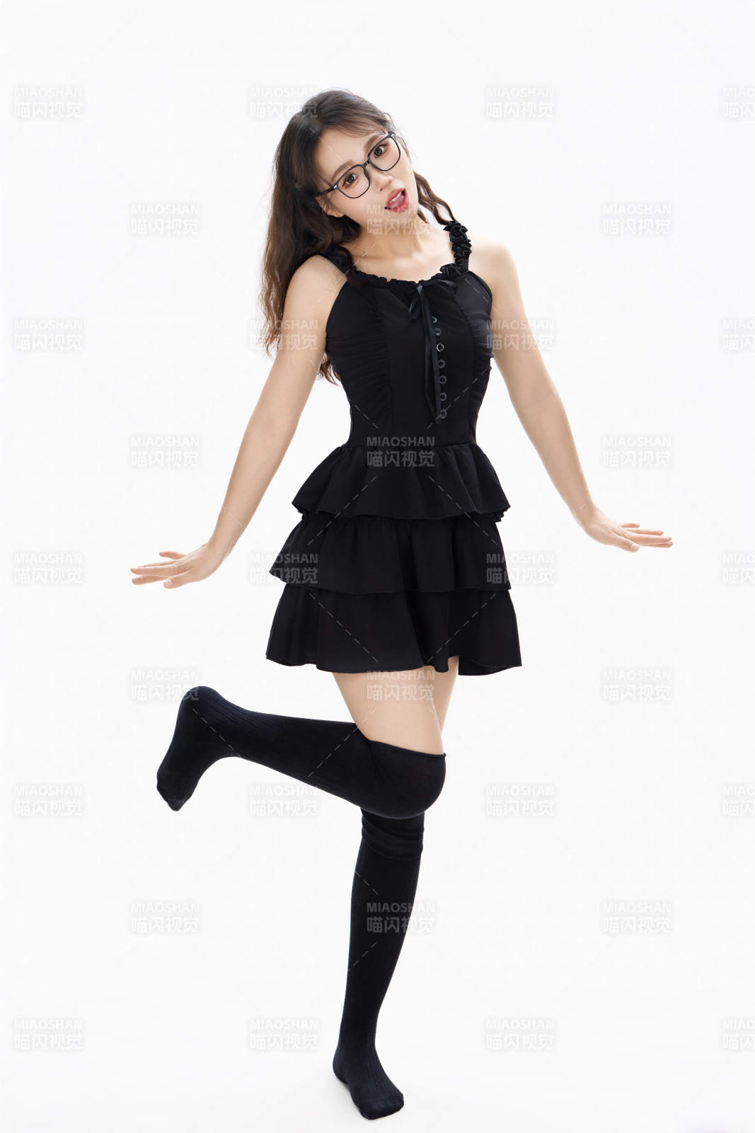 影棚拍摄穿着黑色套裙长筒袜的亚洲美女