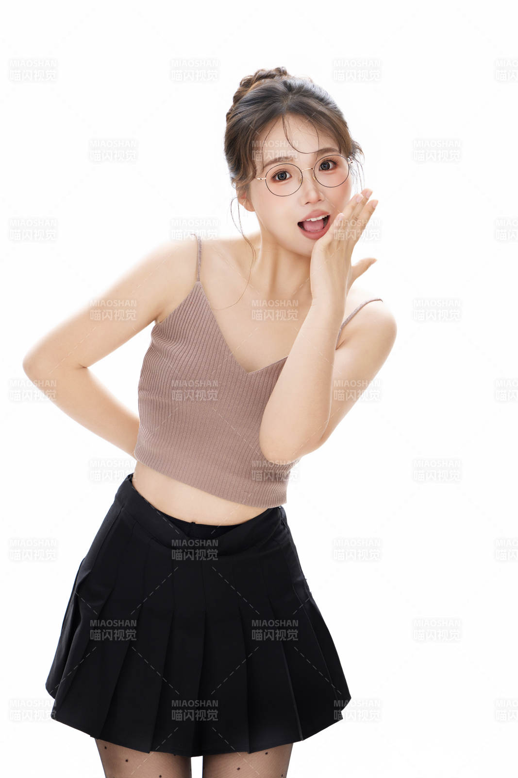 白色背景下青春活力的職業(yè)女性形象