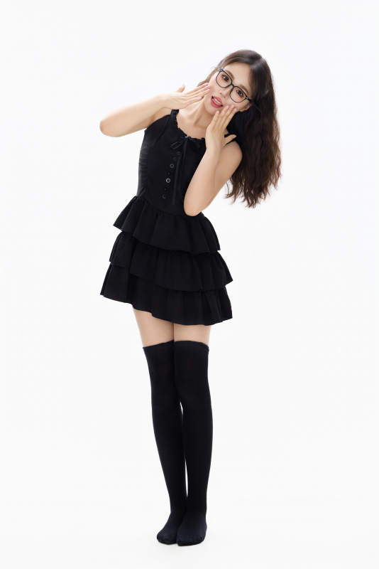 影棚拍摄穿着黑色套裙长筒袜的亚洲美女