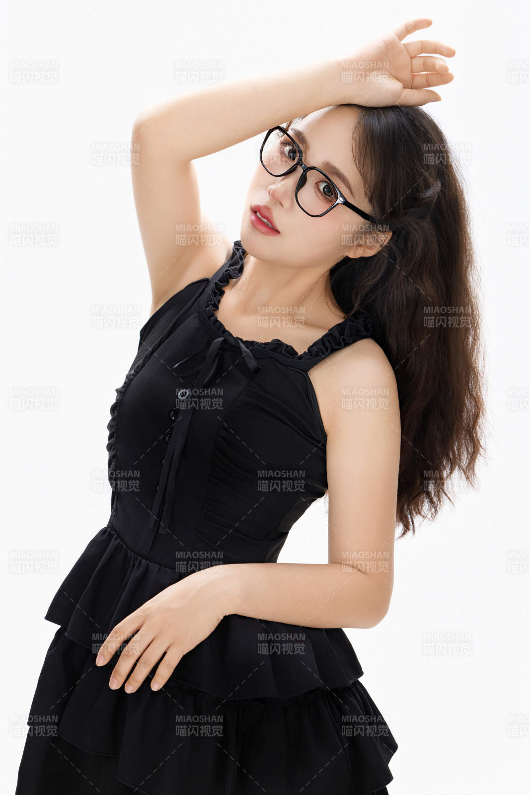 影棚拍摄穿着黑色套裙长筒袜的亚洲美女