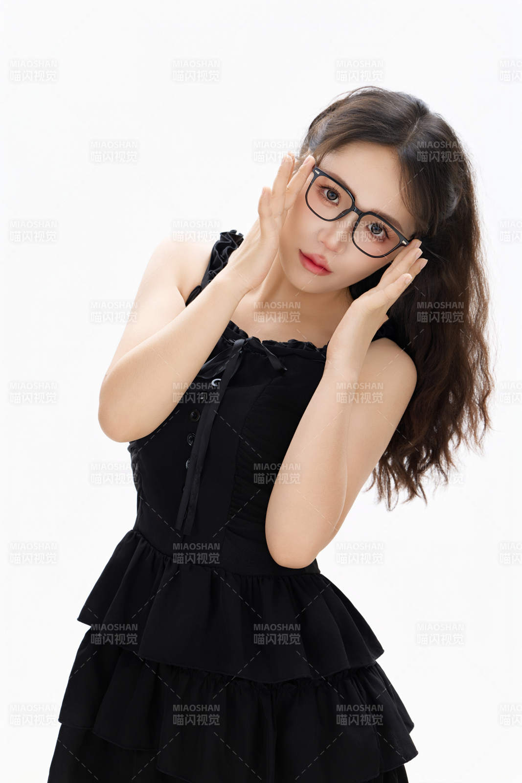 影棚拍摄穿着黑色套裙长筒袜的亚洲美女