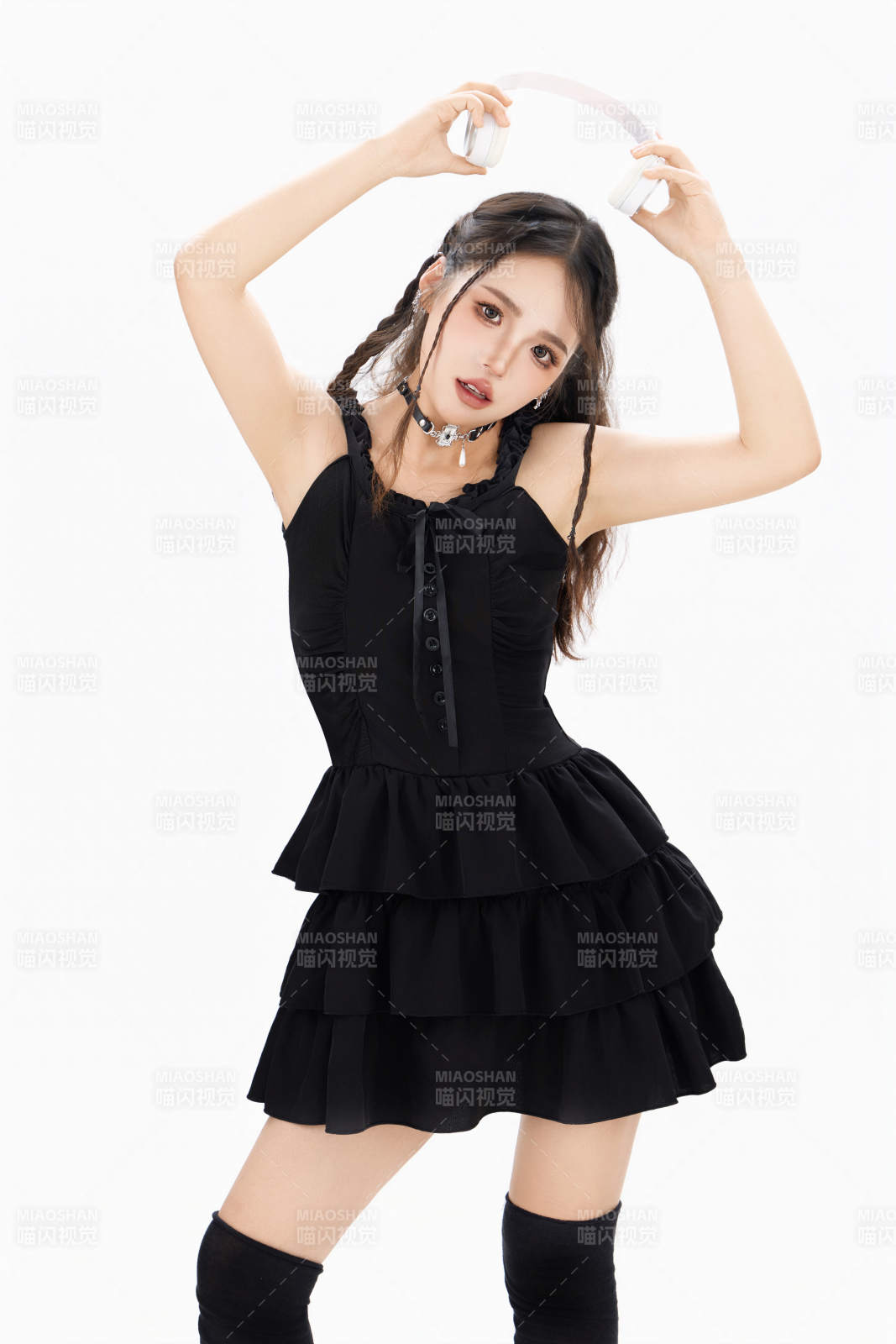 影棚拍攝動感十足的時尚女性形象