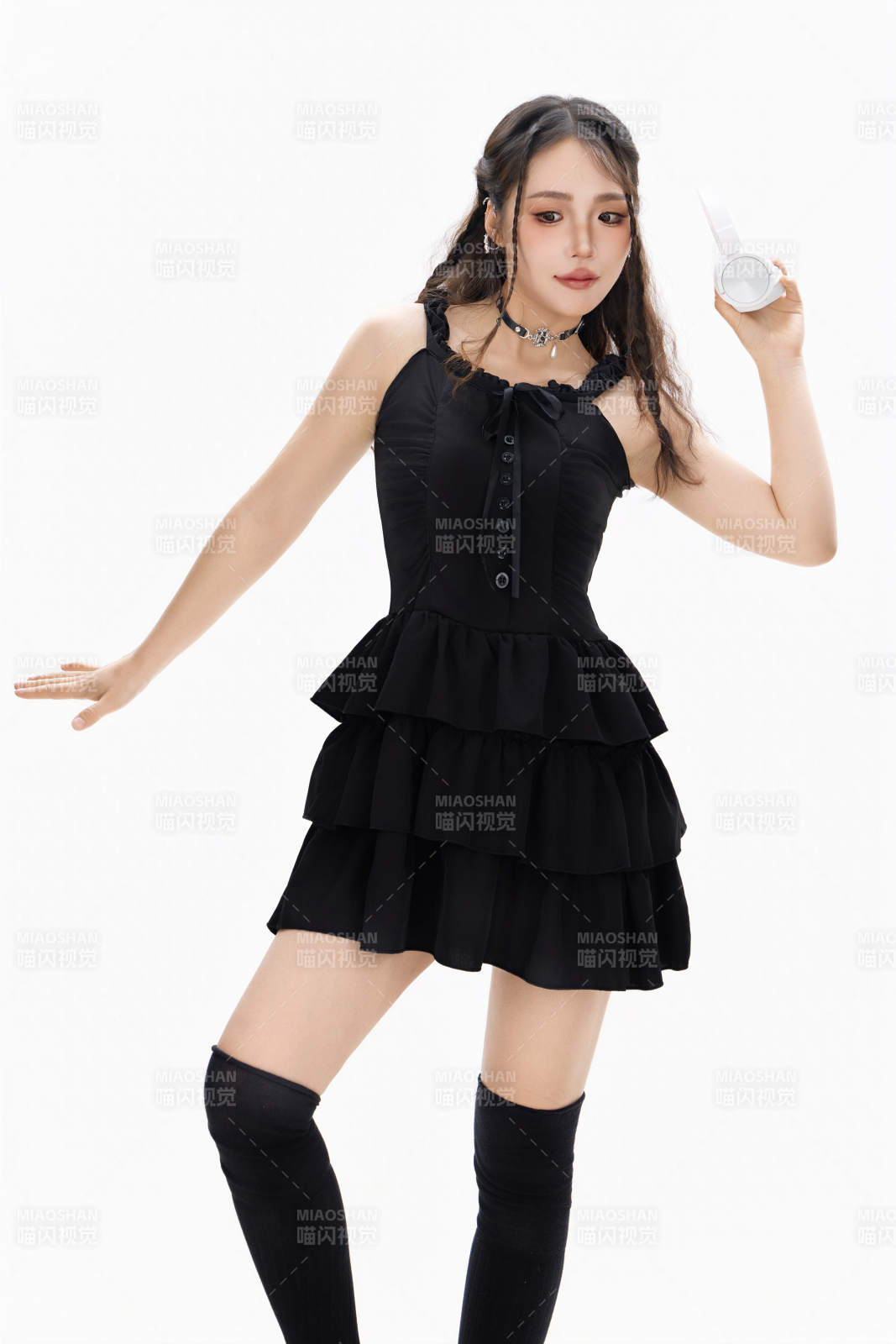 影棚拍摄动感十足的时尚女性形象