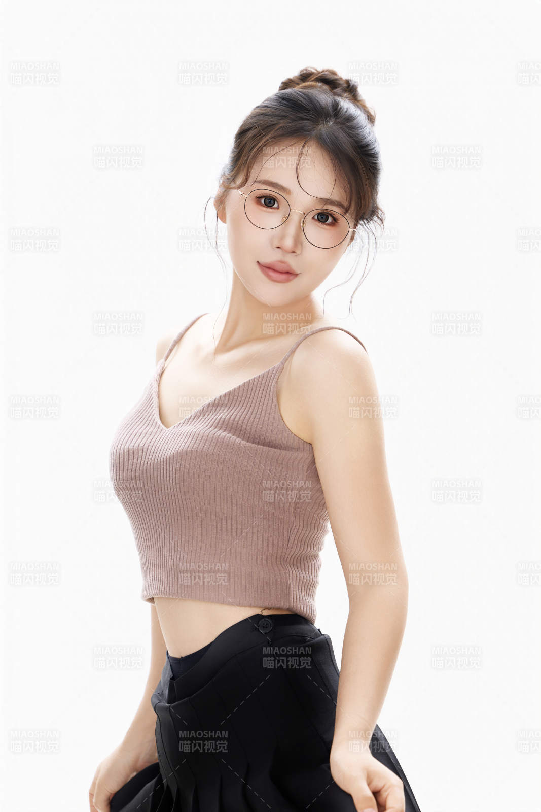 白色背景下青春活力的職業女性形象